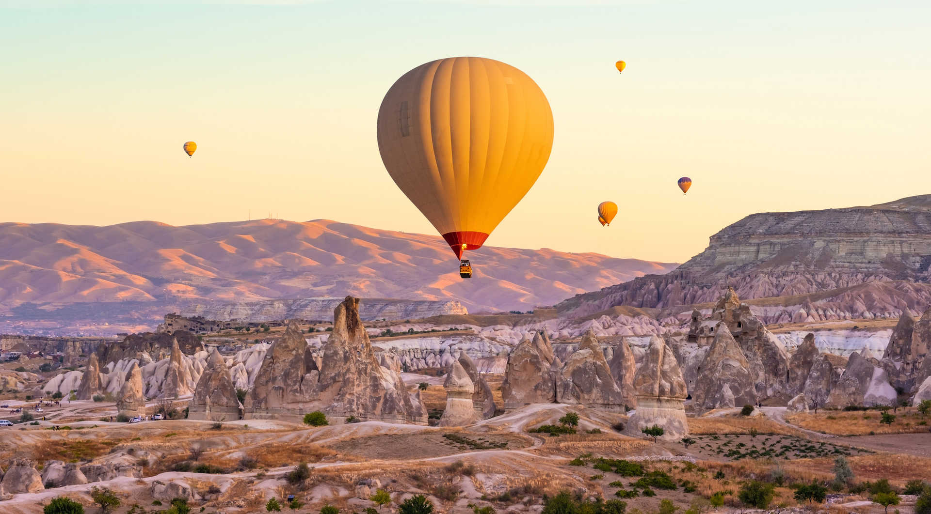 Montgolfières survolant le ciel au coucher du soleil en Cappadoce en Turquie