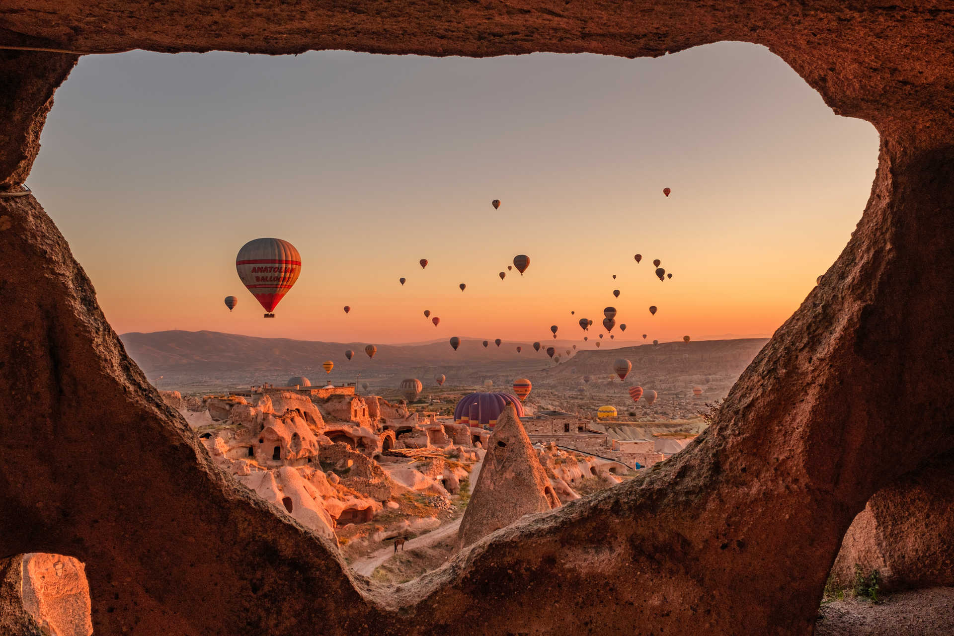 Nombreuses montgolfières dans le ciel au coucher de soleil en Cappadoce en Turquie