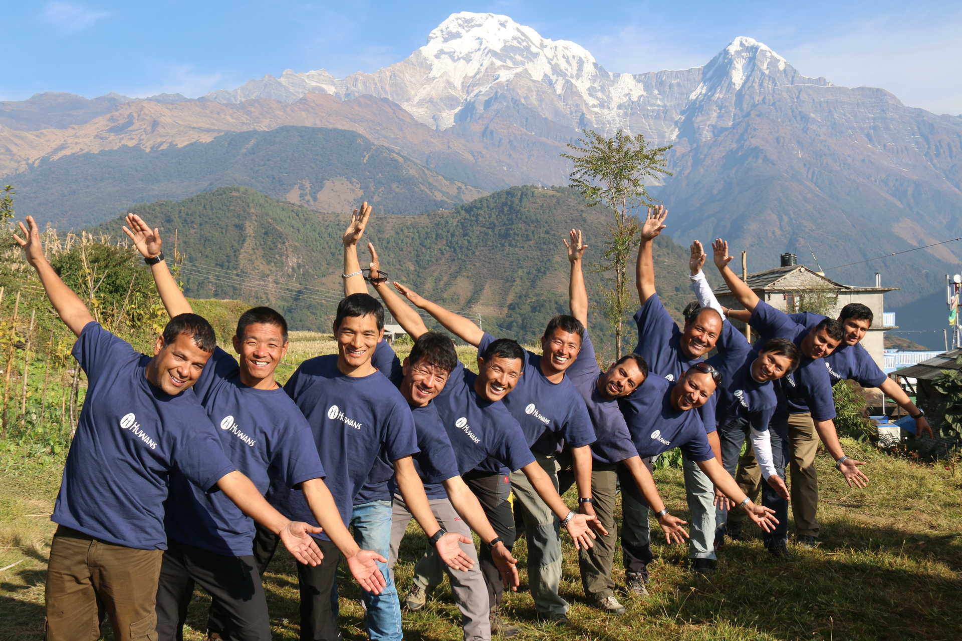 Notre équipe locale au Népal devant les montagnes