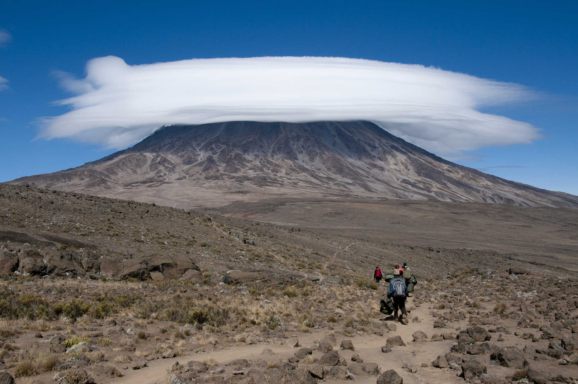 Nuage lenticulaire sur le massif du Kibo au Kilimandjaro