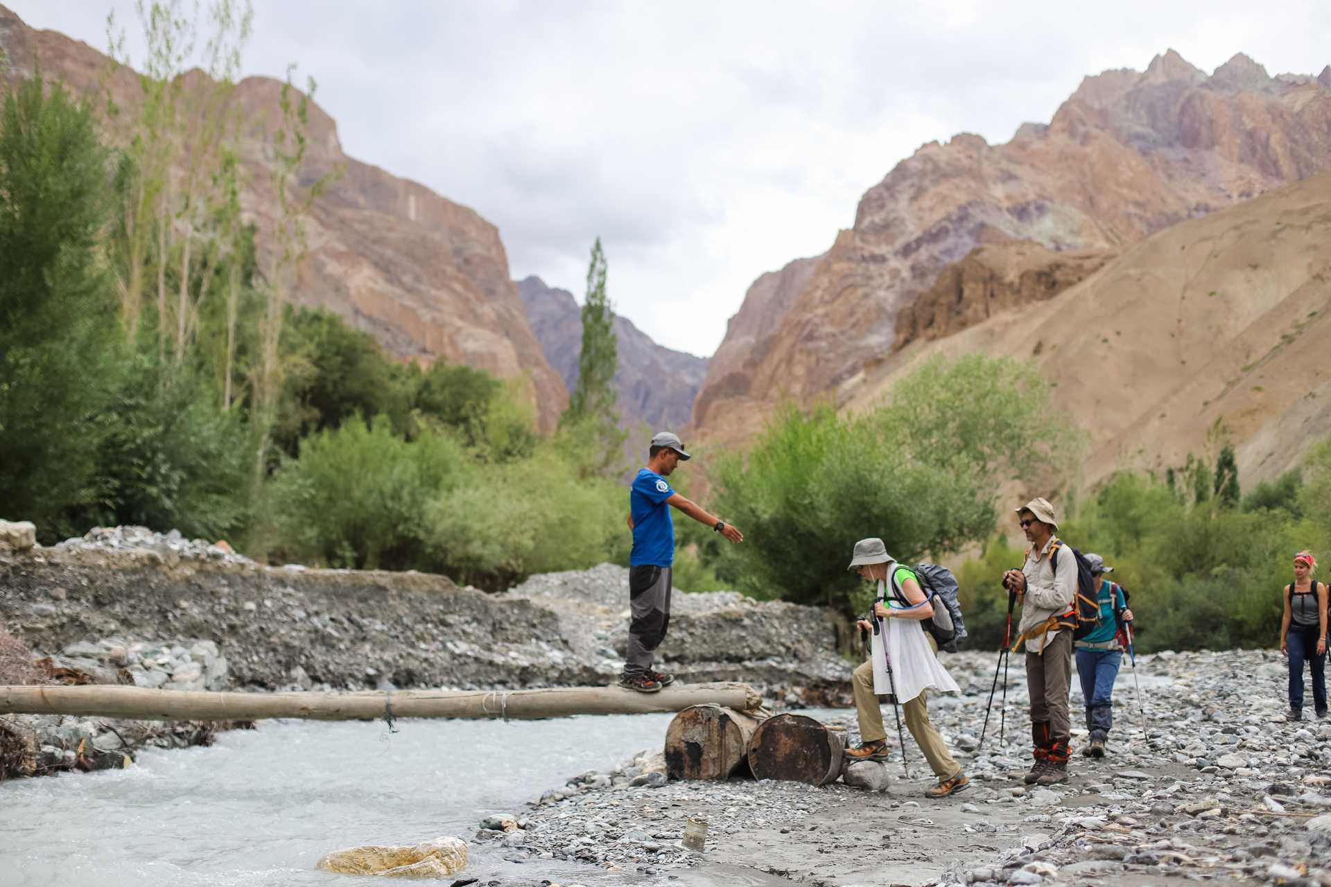 Passage de rivière avec notre guide, Lamayuru, Ladakh © Portier Rémi Passage de rivière avec notre guide, Lamayuru, Ladakh