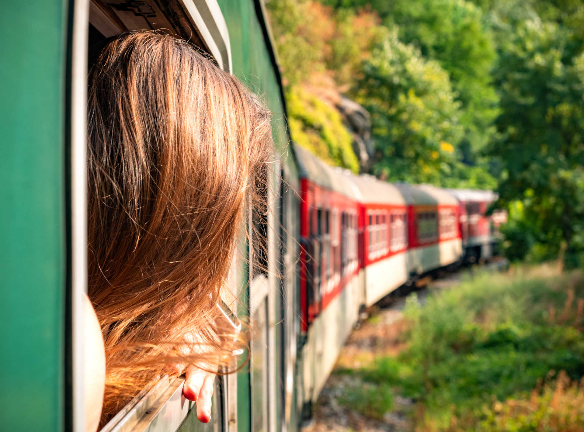 passagère à la fenêtre d'un train, voyage en train