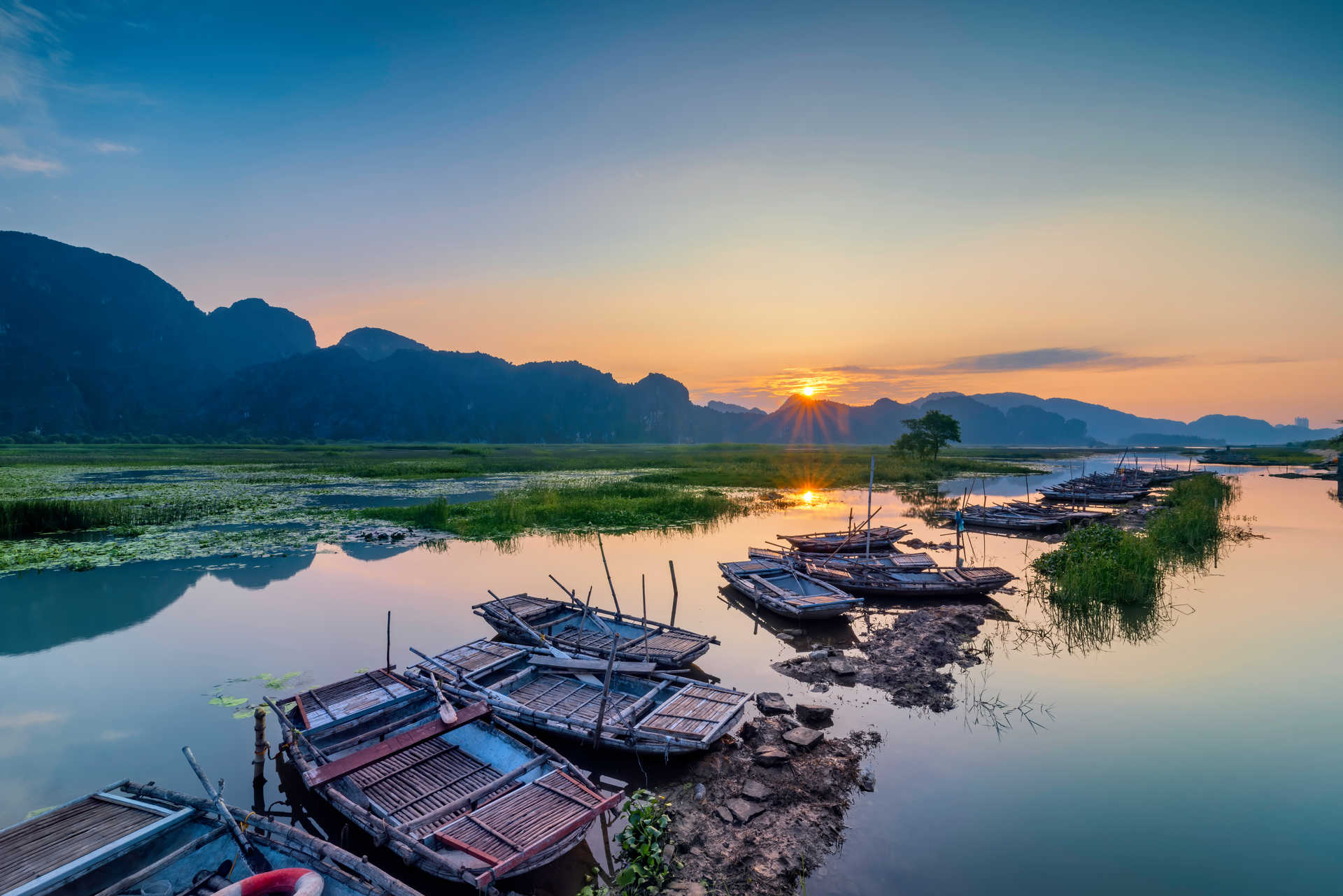 Paysage avec bateau à Ninh Binh, Vietnam
