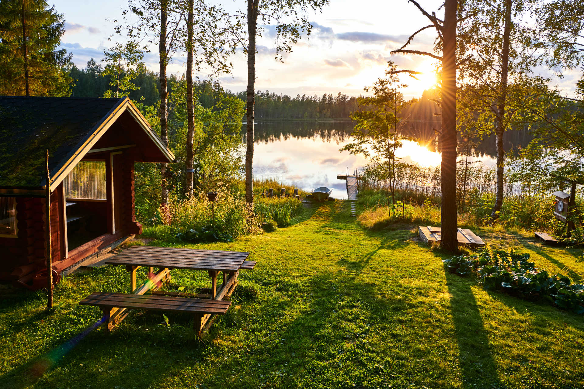 Paysage avec une cabane devant un lac en Finlande