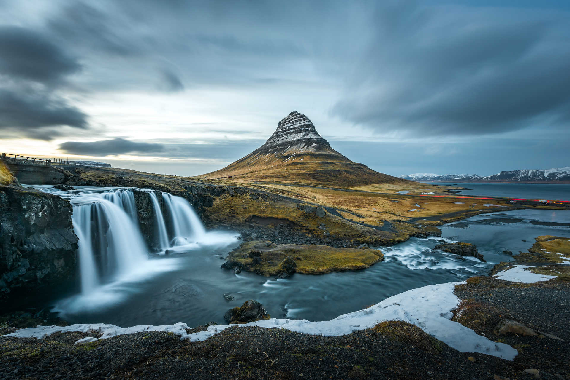 Paysage de Kirkjufellsfoss emblème de l'Islande en fin d'hiver