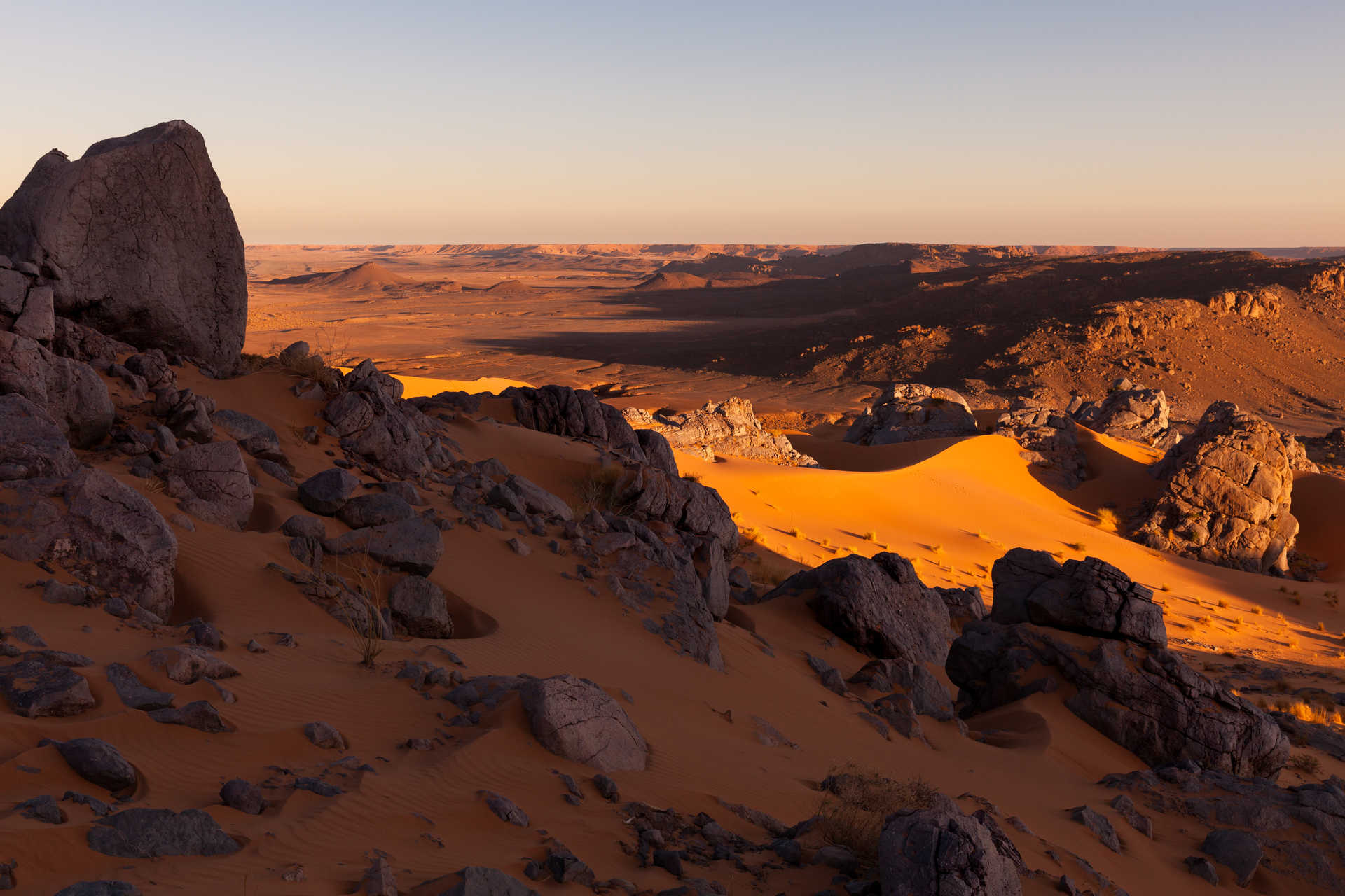 Paysage de sable et de roche dans le désert du Sahara en Mauritanie