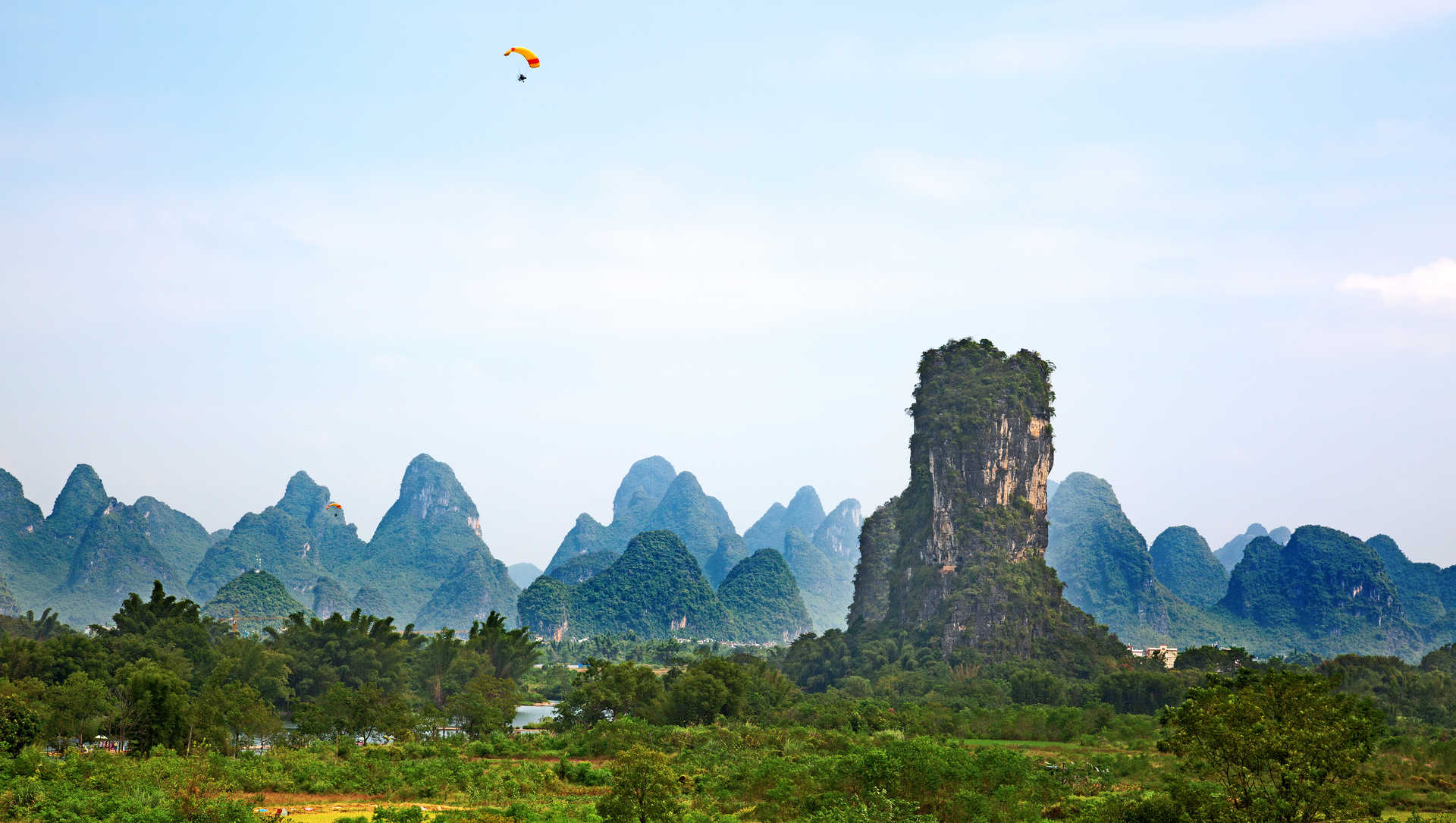 Paysage des alentours de Lijiang au bord de la rivière Li en Chine