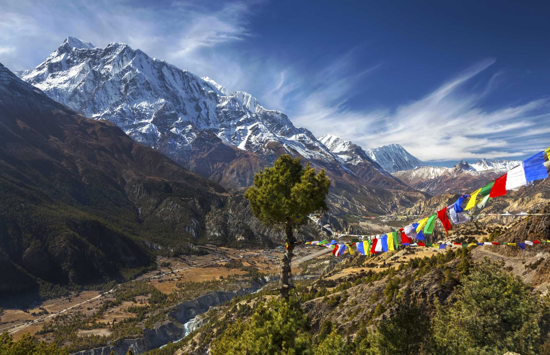 Paysage des Annapurnas et de l Himalaya au Nepal avec des drapeaux de prieres