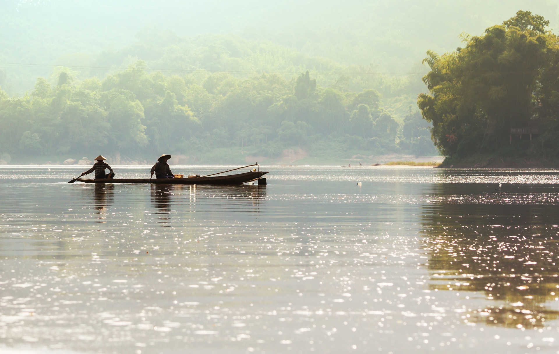 Pêcheurs sur une rivière au Laos