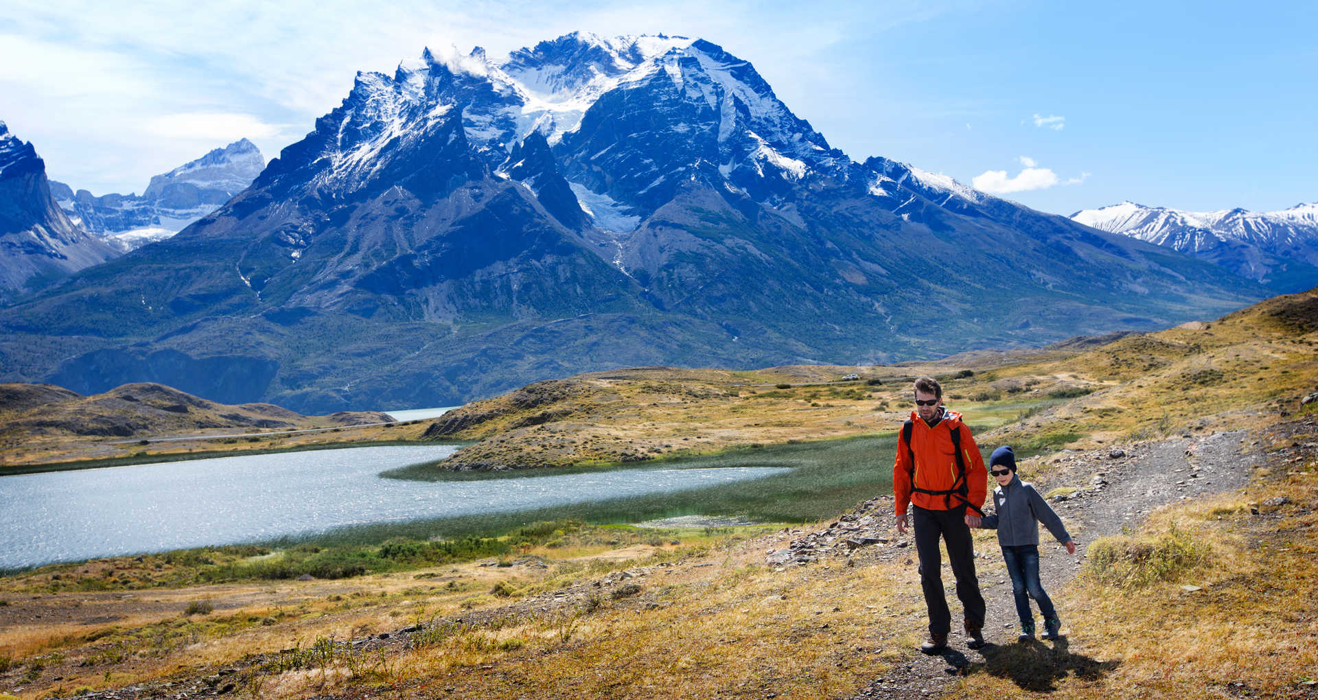 Père et fils randonnant en Patagonie