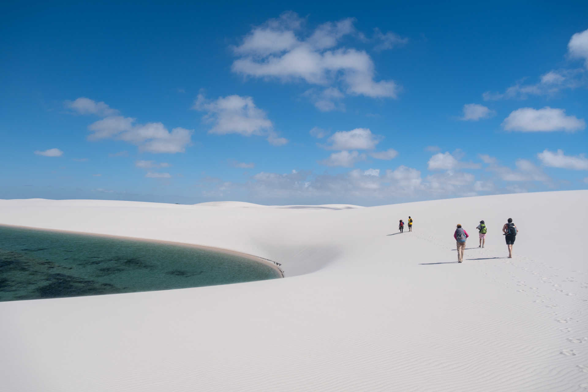 Petit groupe de randonneurs au loin à Lençois au Brésil