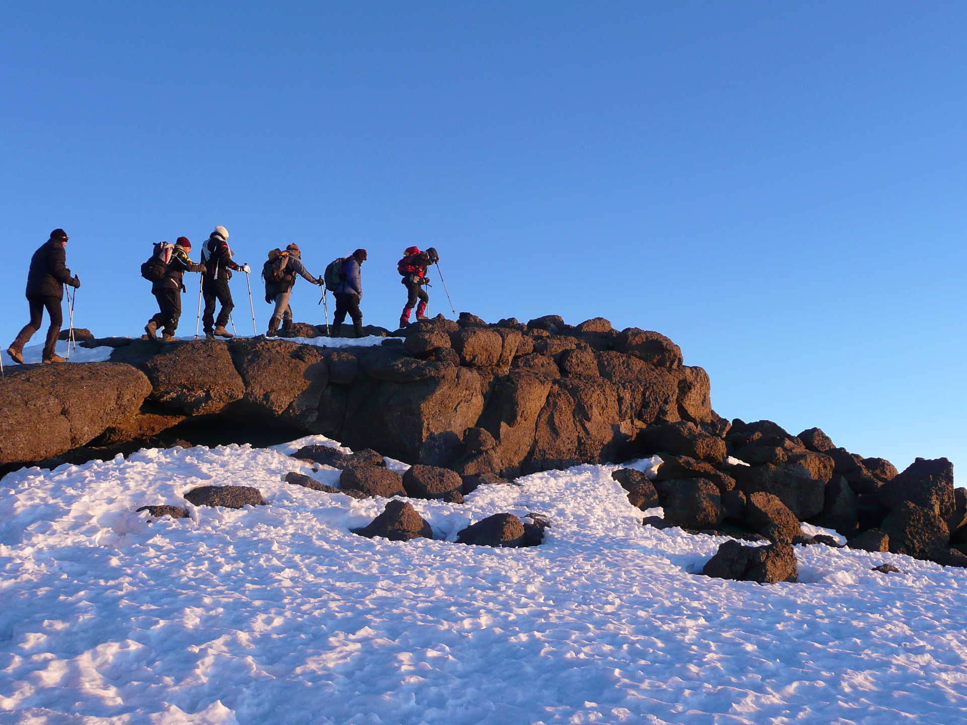 Petit groupe de randonneurs lors de l'ascension finale du Kilimandjaro en Tanzanie