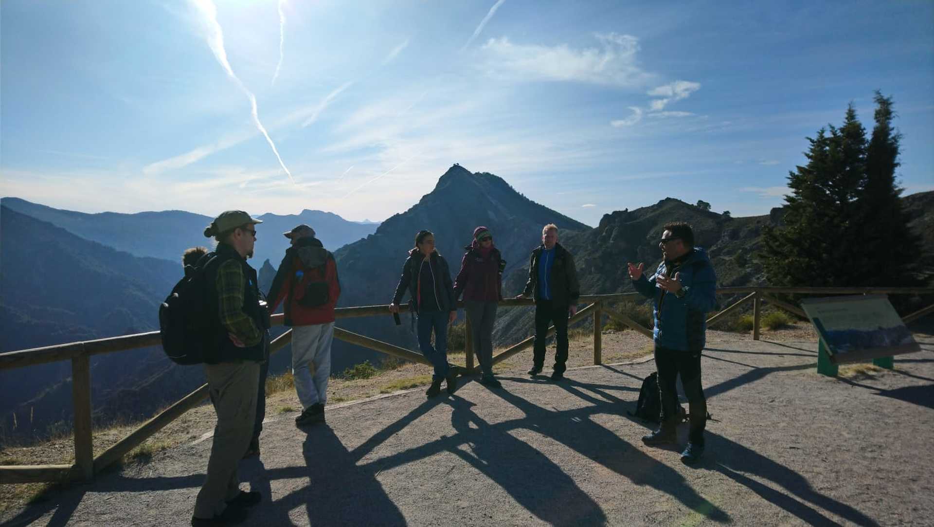 Petit groupe de randonneurs pendant les explications du guide en Espagne