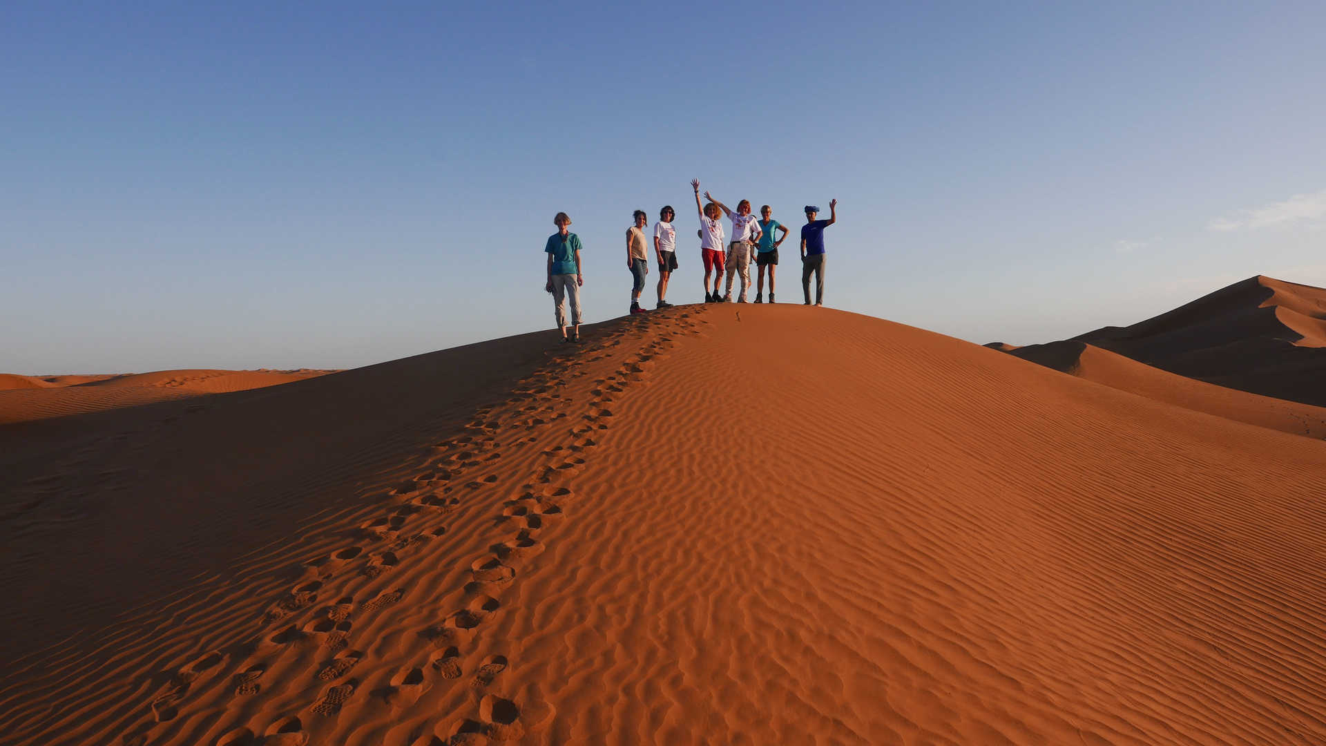 Petit groupe de voyageurs dans le désert marocain