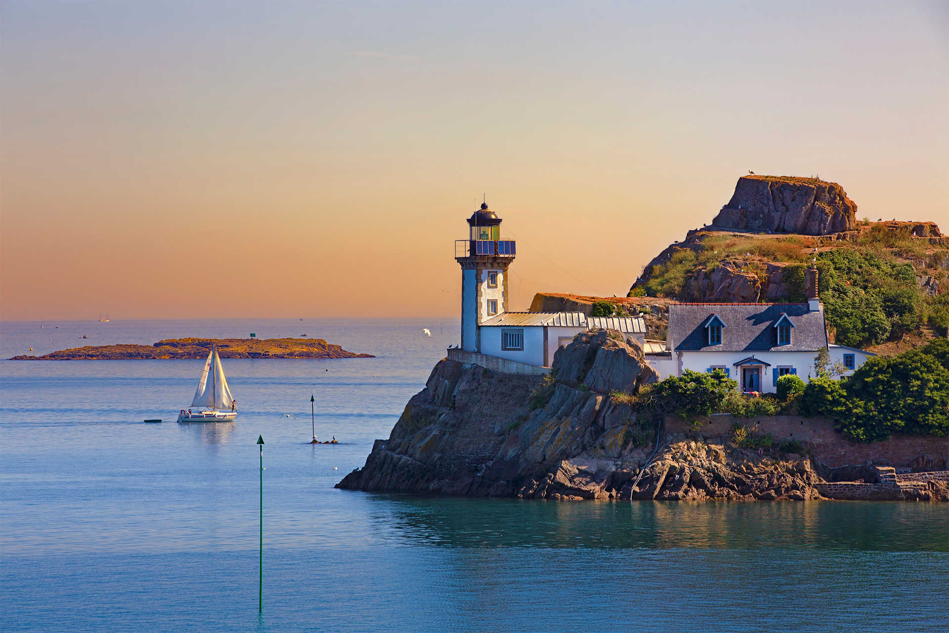 Phare sur l'île Louët à la pointe de Penn Al Lann en Bretagne en France
