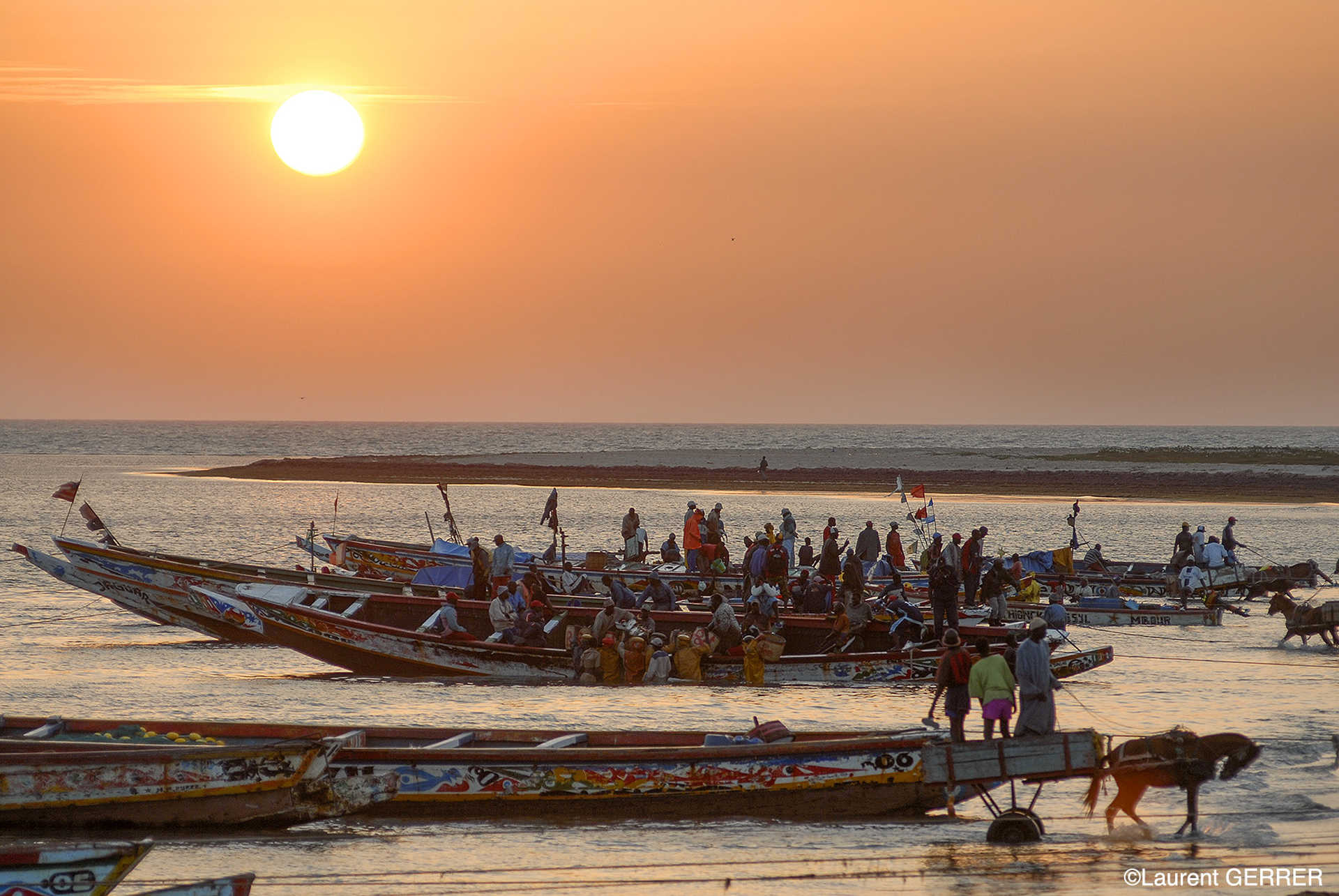 Pirogues à l'embouchure du fleuve Sénégal - © Gerrer Laurent Pirogues à l'embouchure du fleuve Sénégal