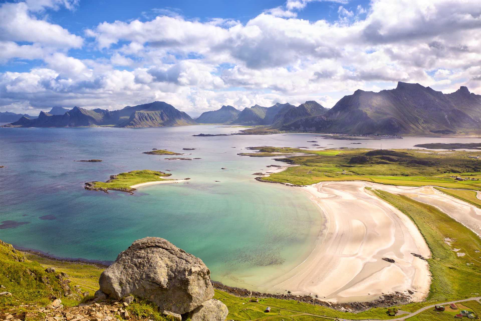 Plage à Lofoten, Fredvang © Adobe Stock Plage à Lofoten, Fredvang