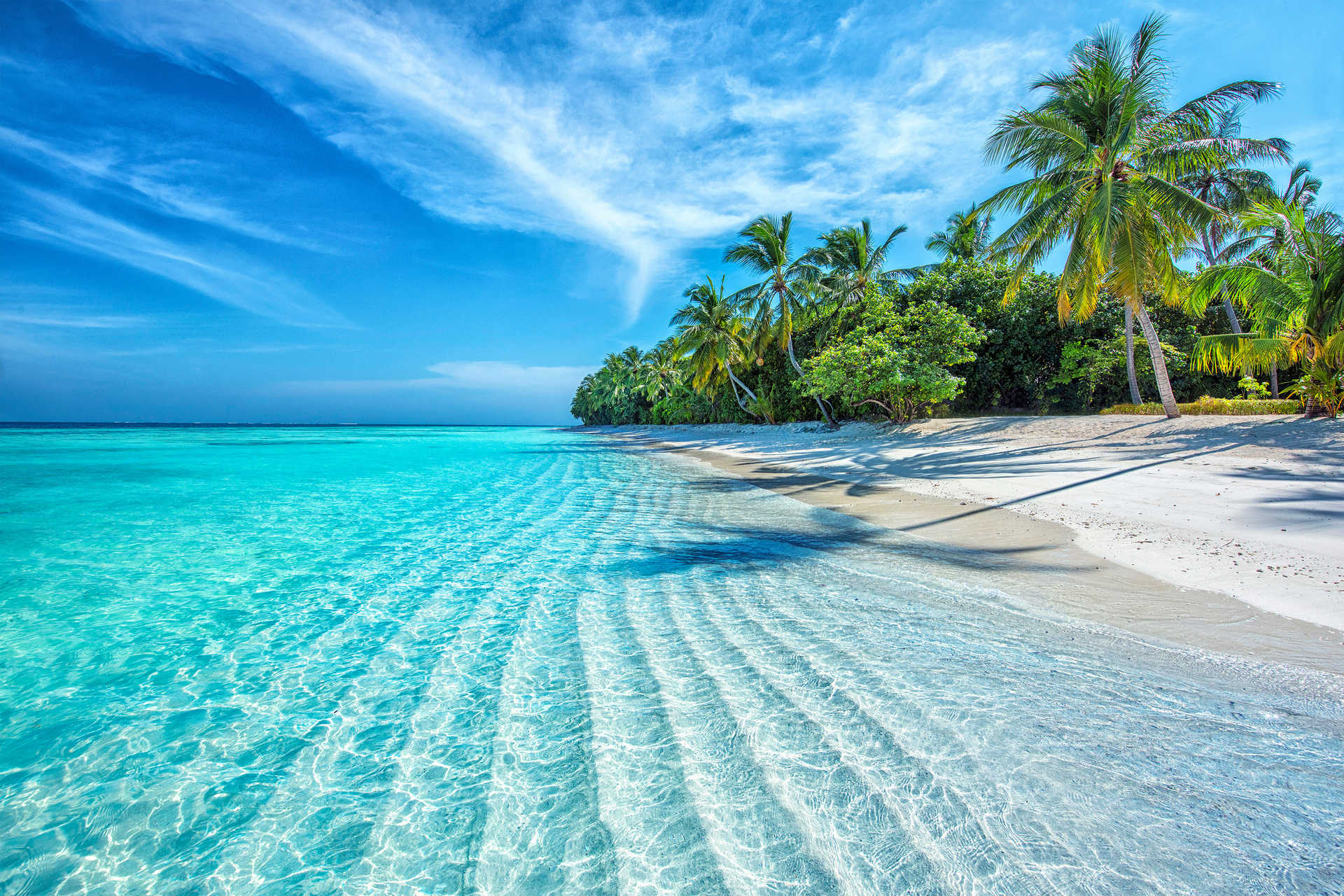 Plage de sable blanc et eau turquoise aux Maldives