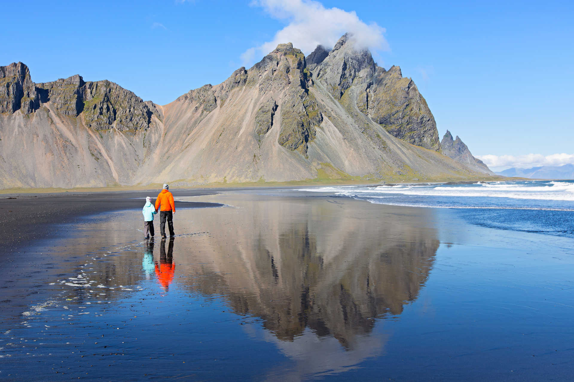 Plage de sable noir en famille en Islande © Adobe Stock Plage de sable noir en famille en Islande
