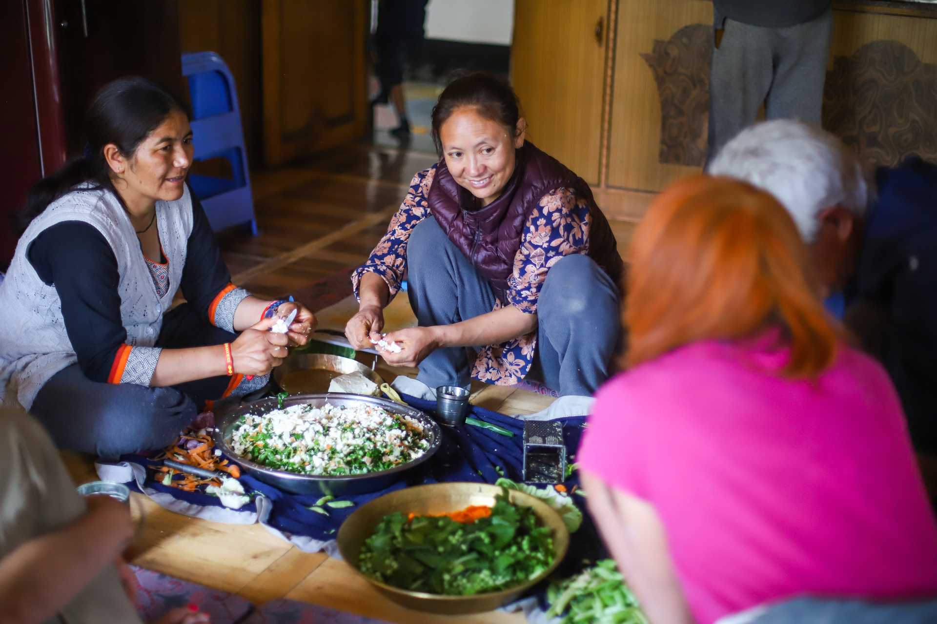 Préparation du repas avec les voyageurs au Ladakh en Inde Himalayenne