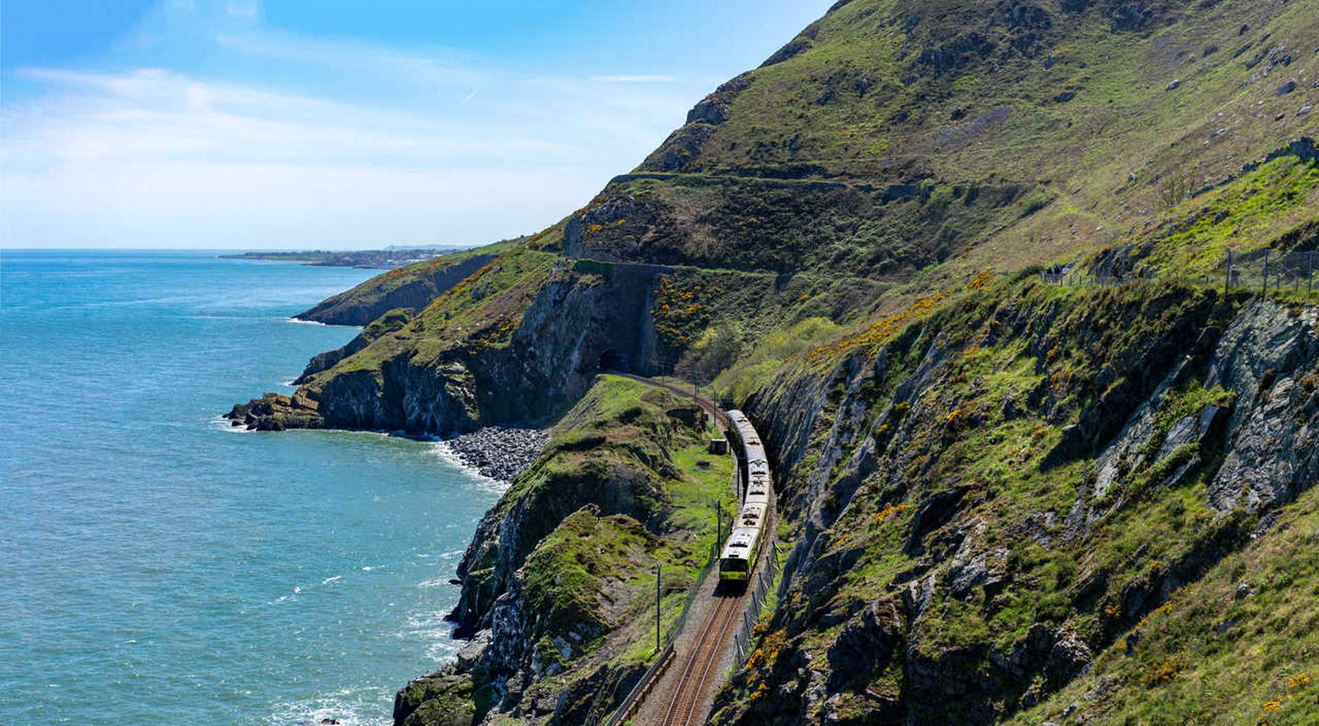 Promenade sur une falaise en train en Irlande