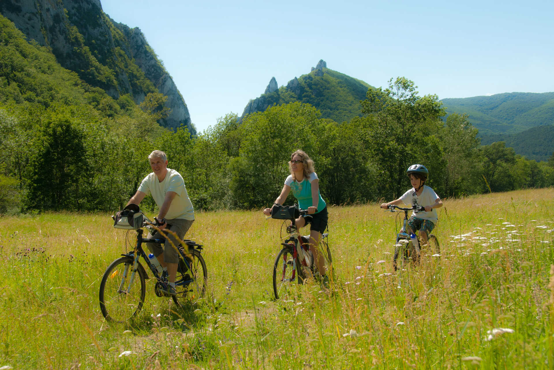 Randonnée à vélo en famille dans la Drôme, France