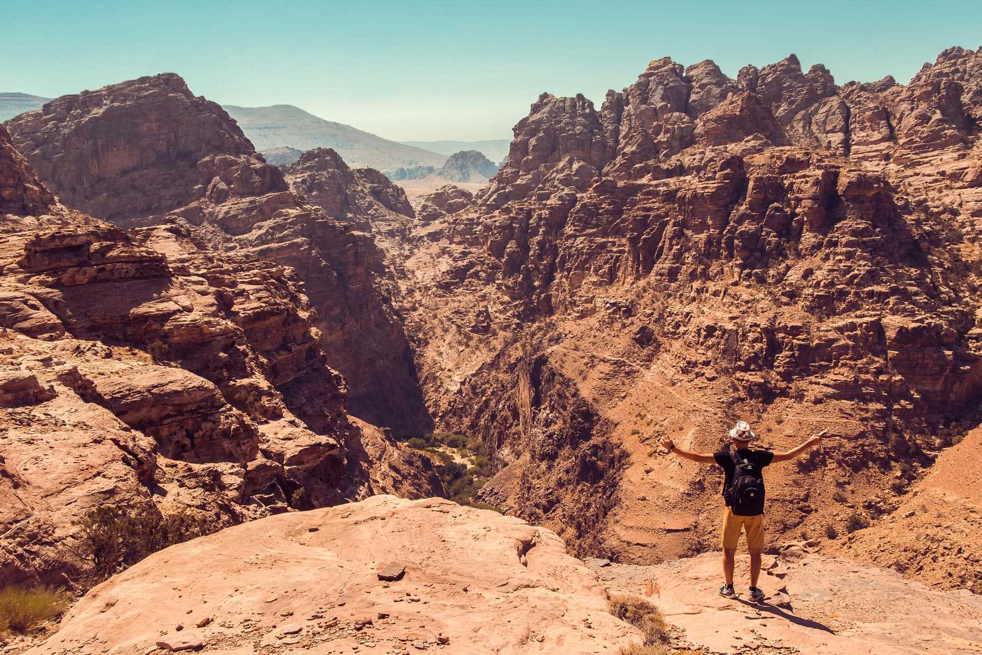 Randonneur dans le désert rocheux de Jordanie