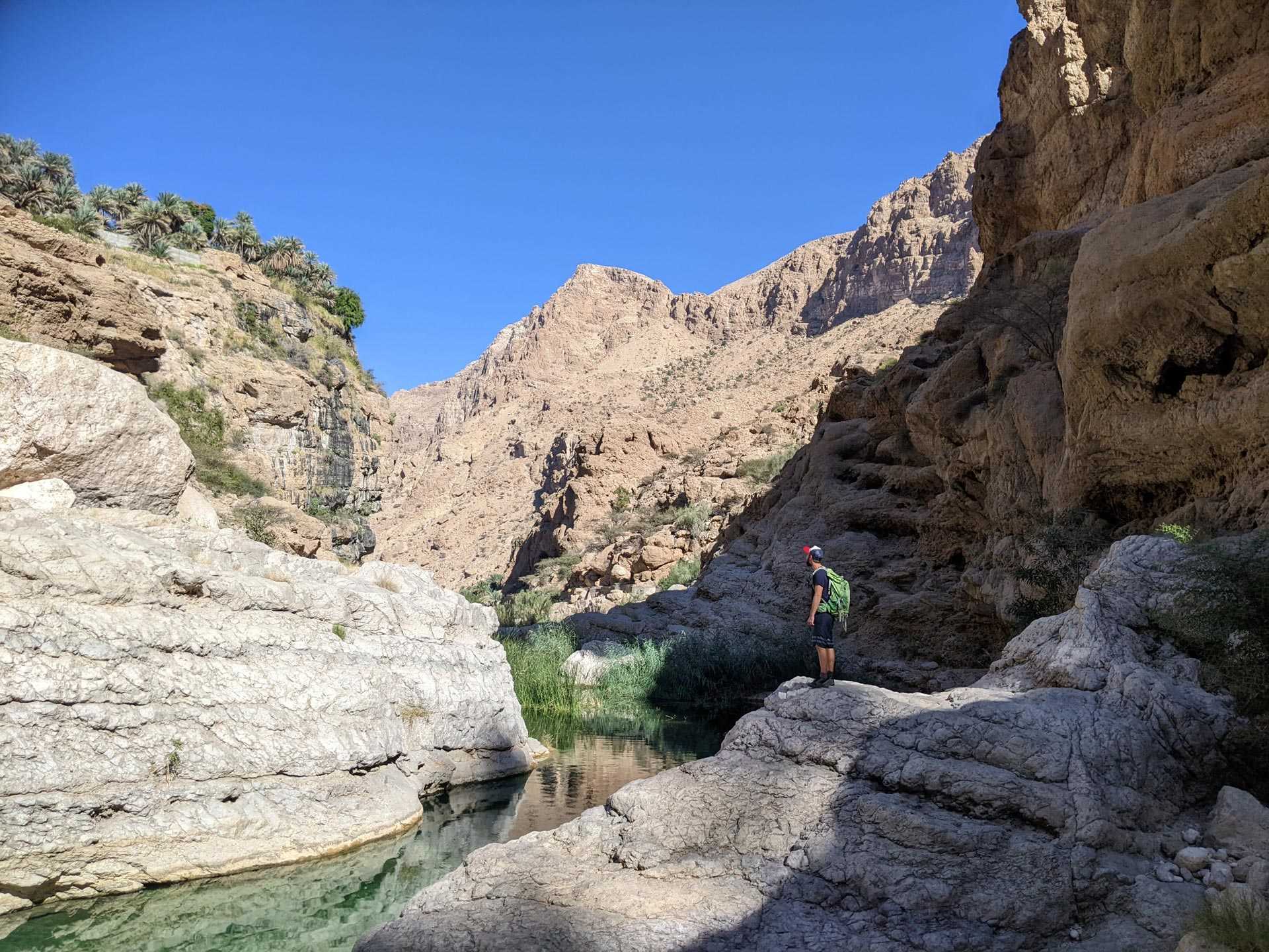 Randonneur dans le Wadi Tiwi, à Oman