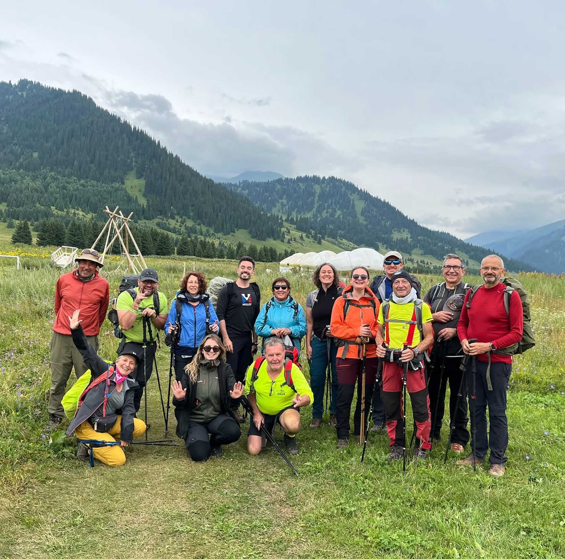 Randonneur dans une vallée au Kazakhstan