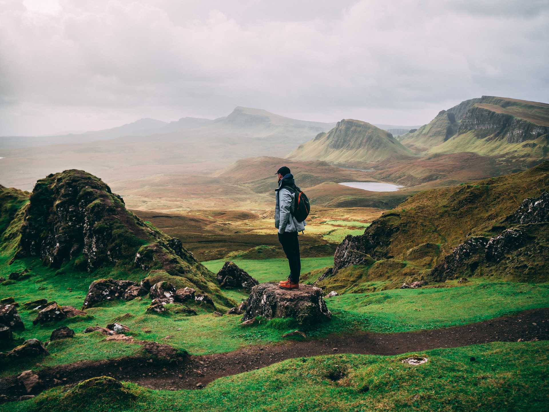 Randonneur en Ecosse, sur l'île de Skye © Unsplash Randonneur en Ecosse, sur l'île de Skye