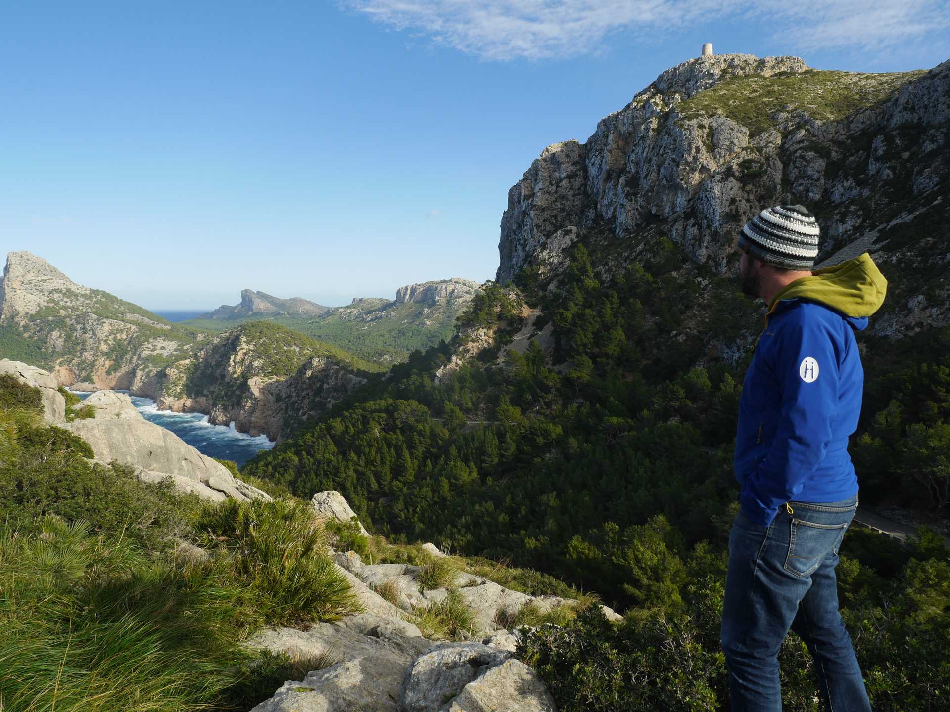 Randonneur qui admire le panorama sur la Cap de Formentor entre mer et montagne aux Baléares