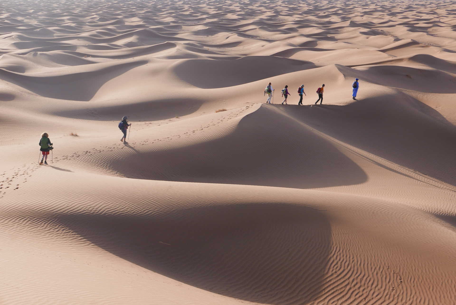 Randonneurs dans le désert au Maroc