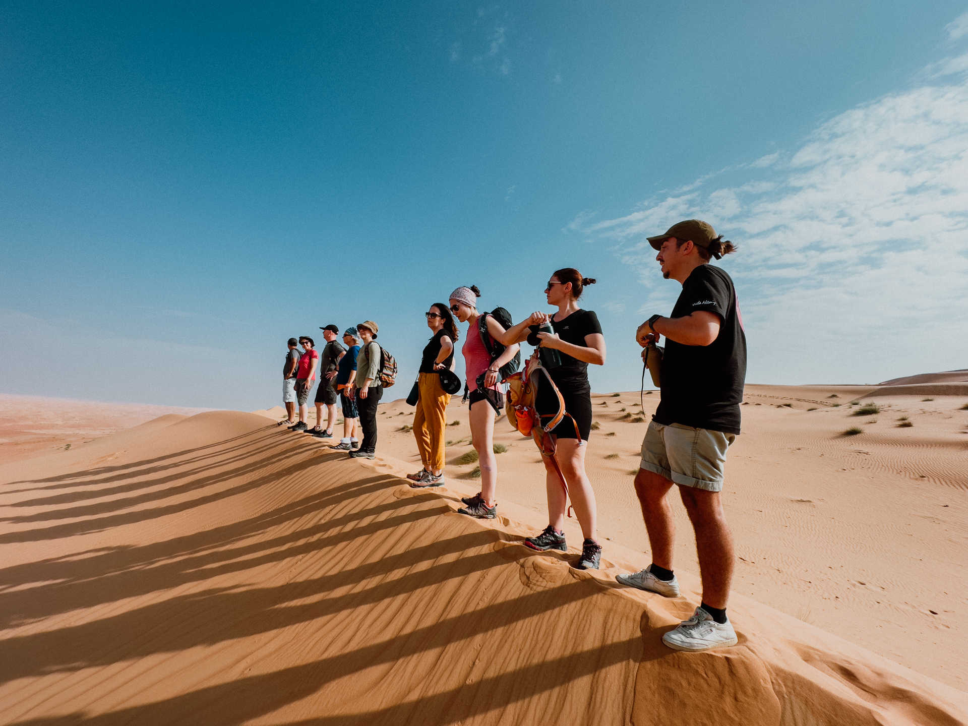 Randonneurs  dans le désert de Wahiba sand à Oman