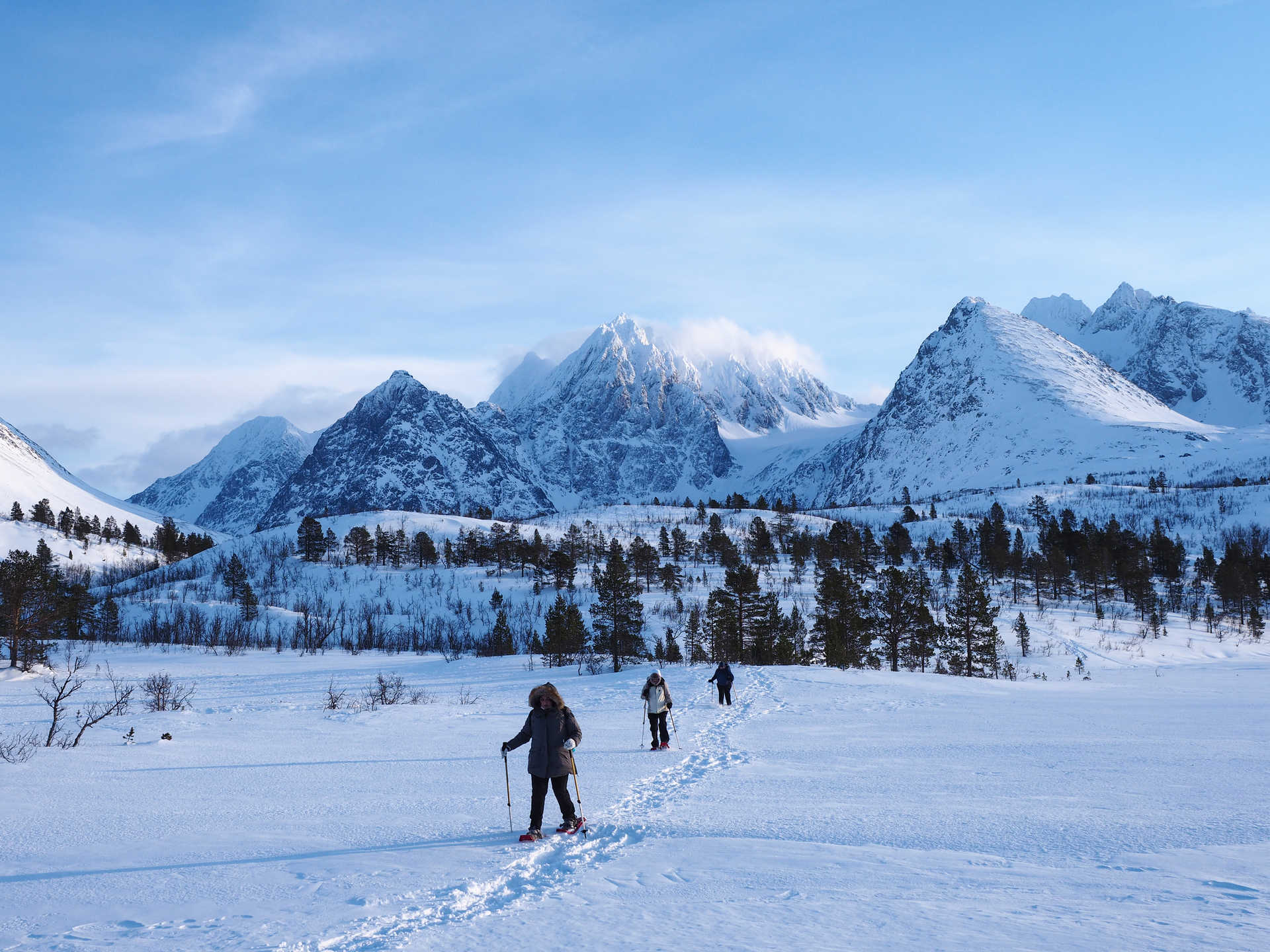 Randonneurs dans les alpes de Lyngen en laponie norvégienne