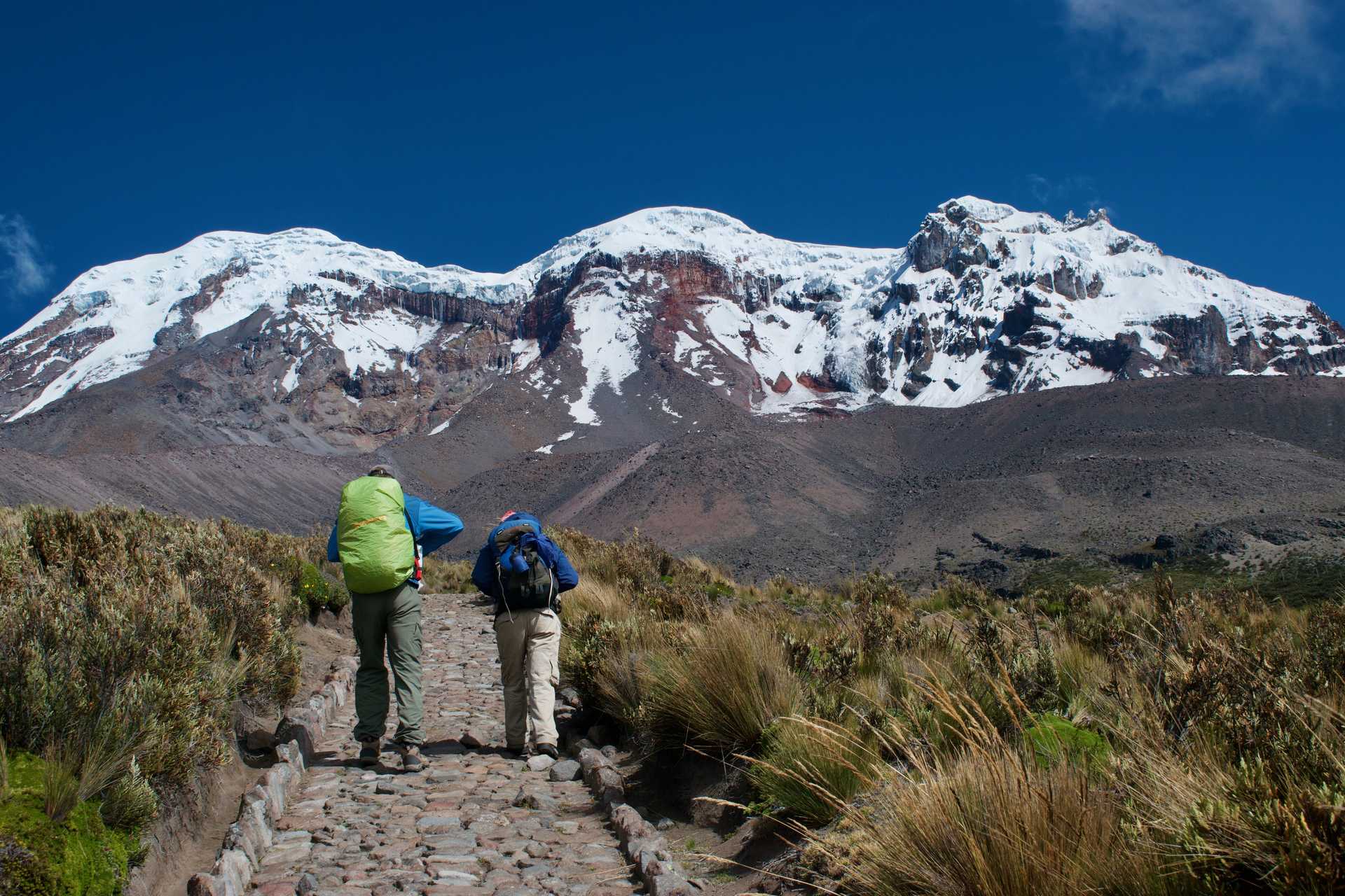Randonneurs faisant le tour du volcan Chimborazo en Equateur