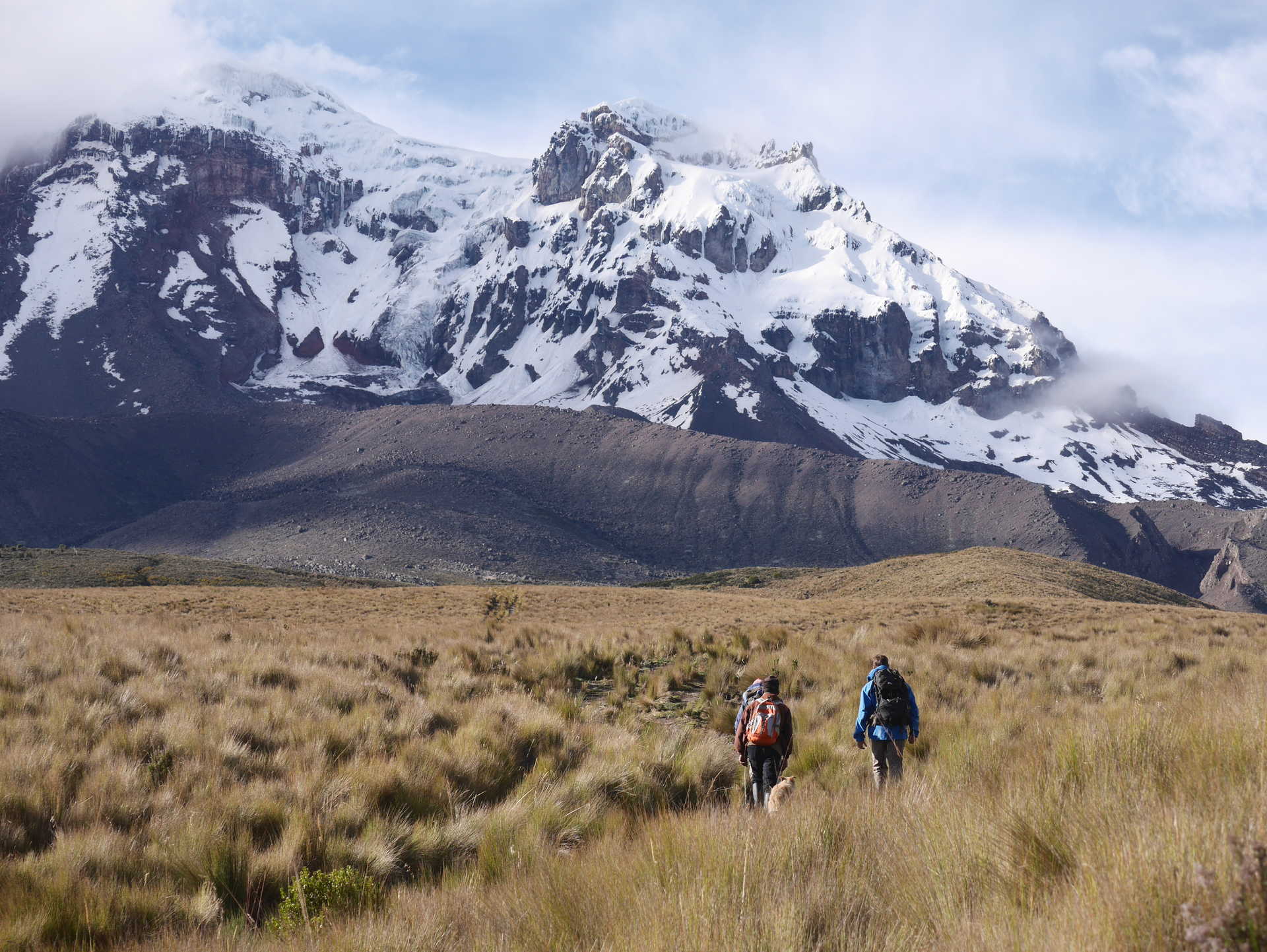 Randonneurs faisant le tour du volcan Chimborazo, Equateur