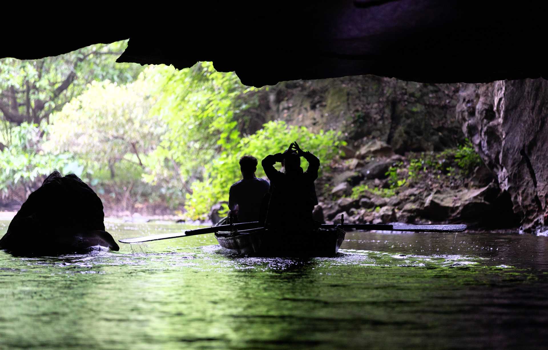 randonneurs pendant une sortie en canoë au Vietnam