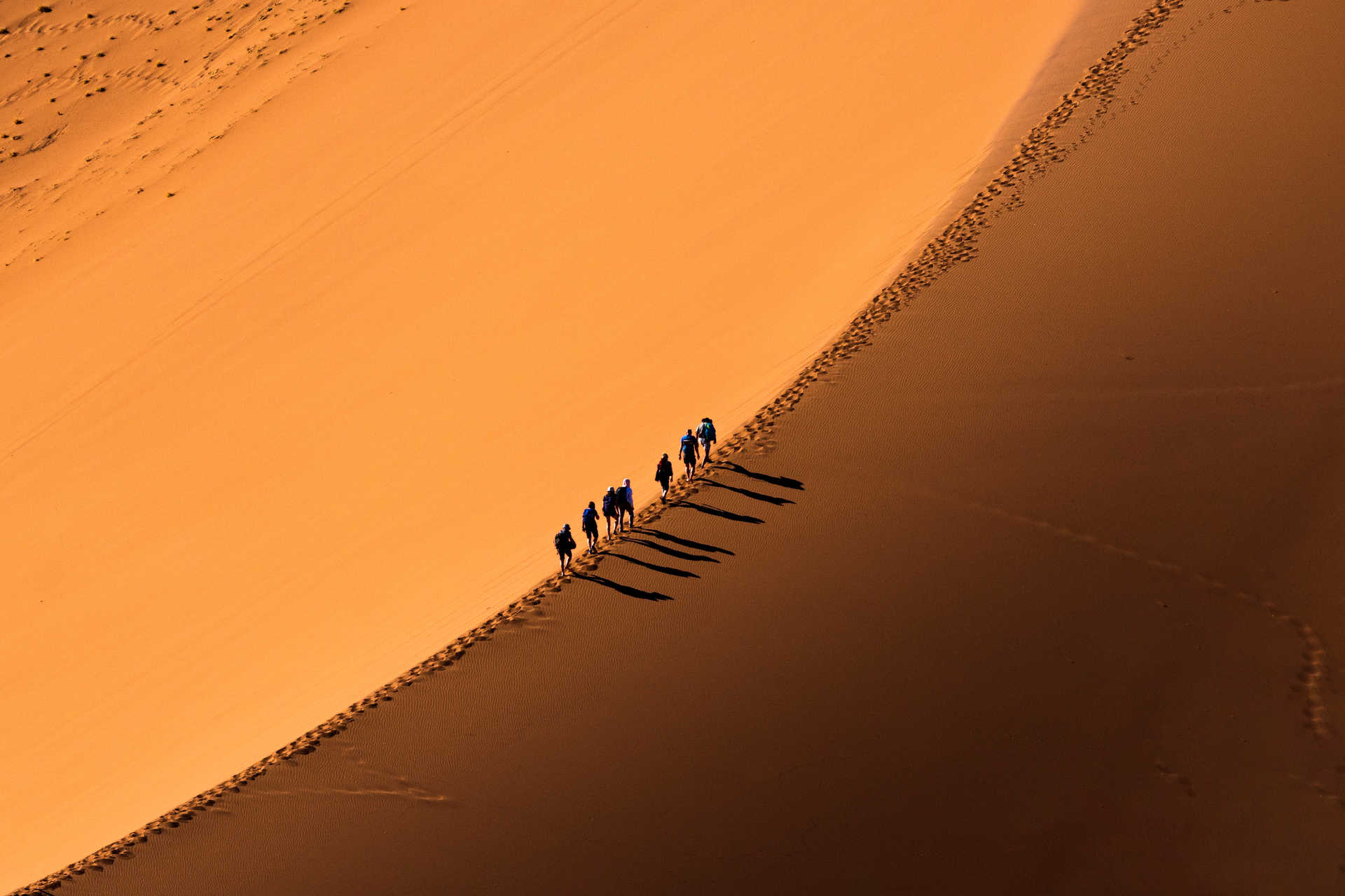 Randonneurs sur la dune de sable dans le désert