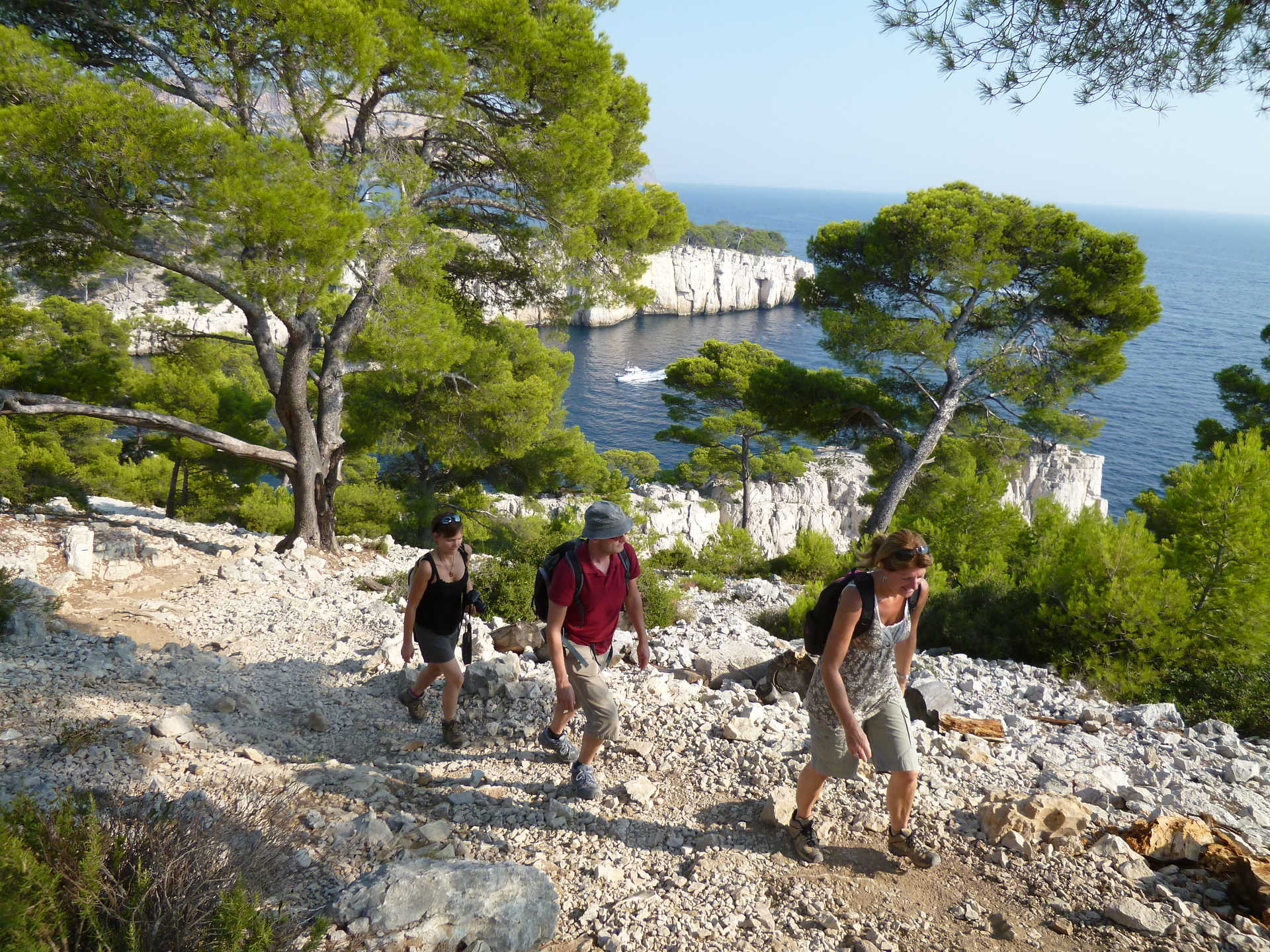 Randonneurs sur les sentiers des calanques en provence - © Chemins Du Sud Randonneurs sur les sentiers des calanques en provence