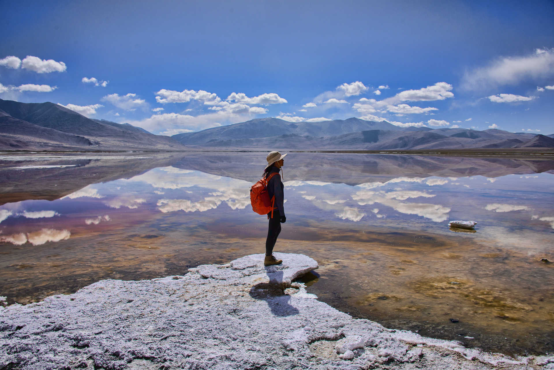 Randonneuse devant le lac Tso Kar à Ladakh, Inde © Adobe Stock Randonneuse devant le lac Tso Kar à Ladakh, Inde