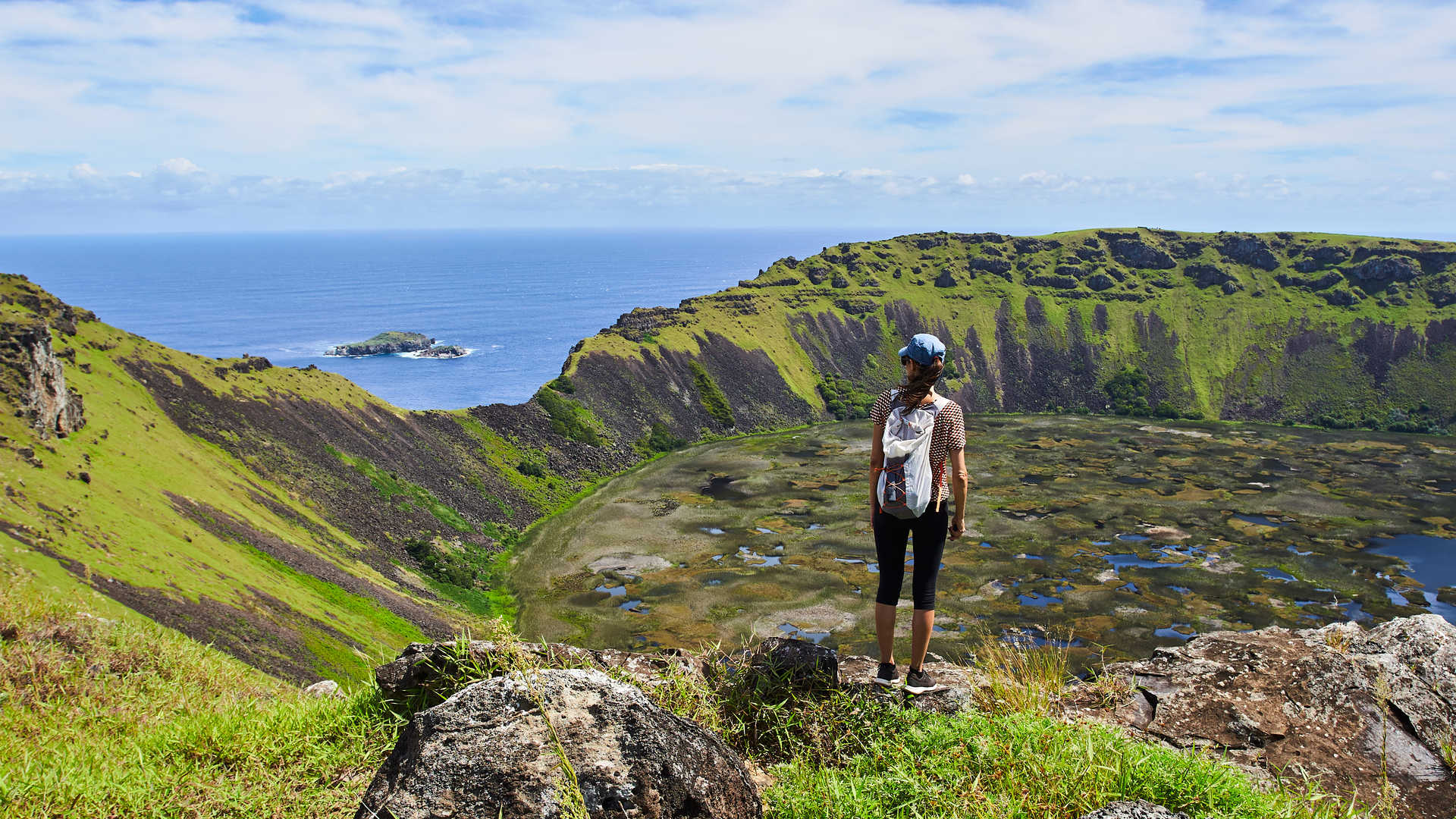 randonneuse devant le volcan  de Ranu Kao sur l'ile de Paques