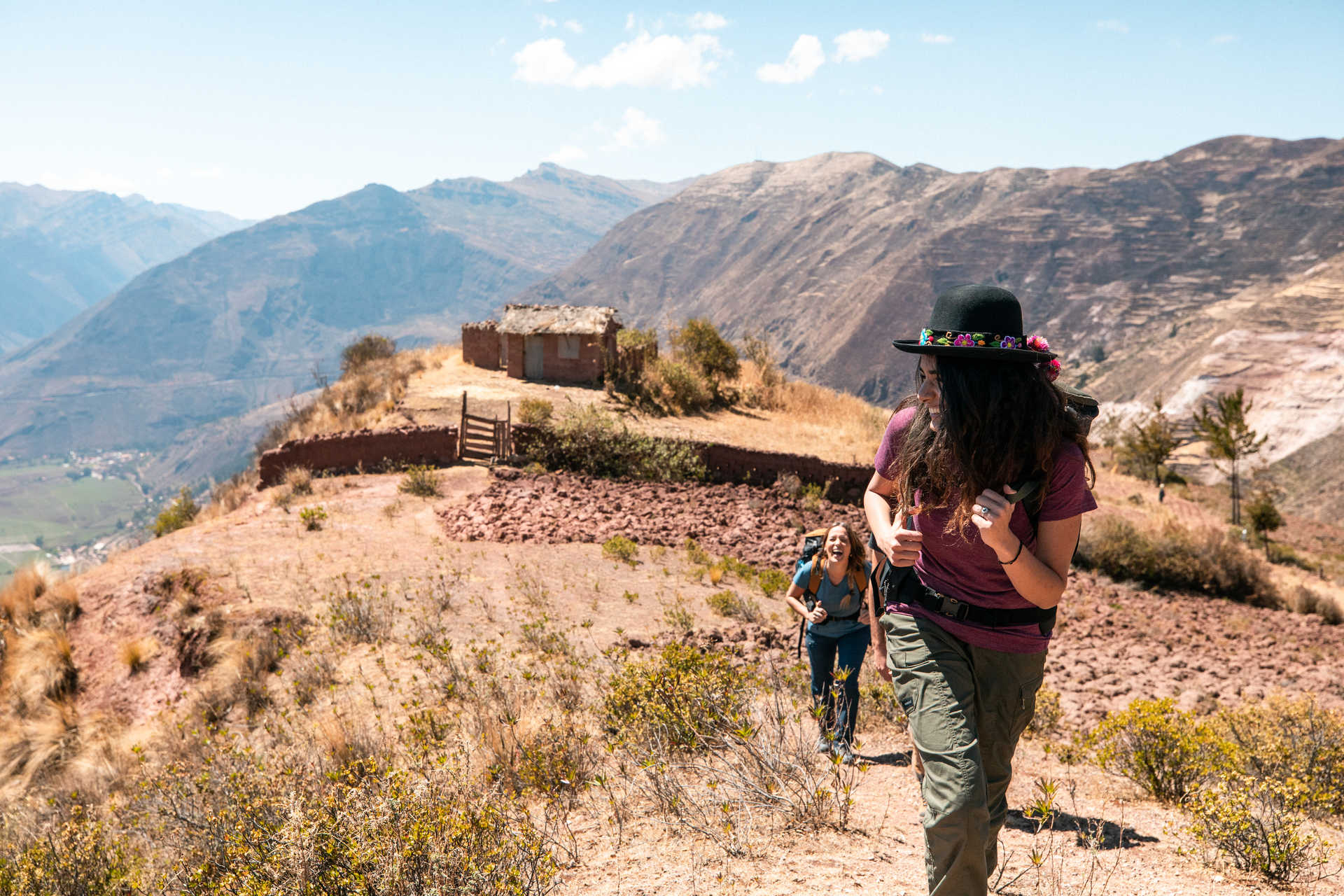 Randonneuses dans la vallée sacrée au Pérou