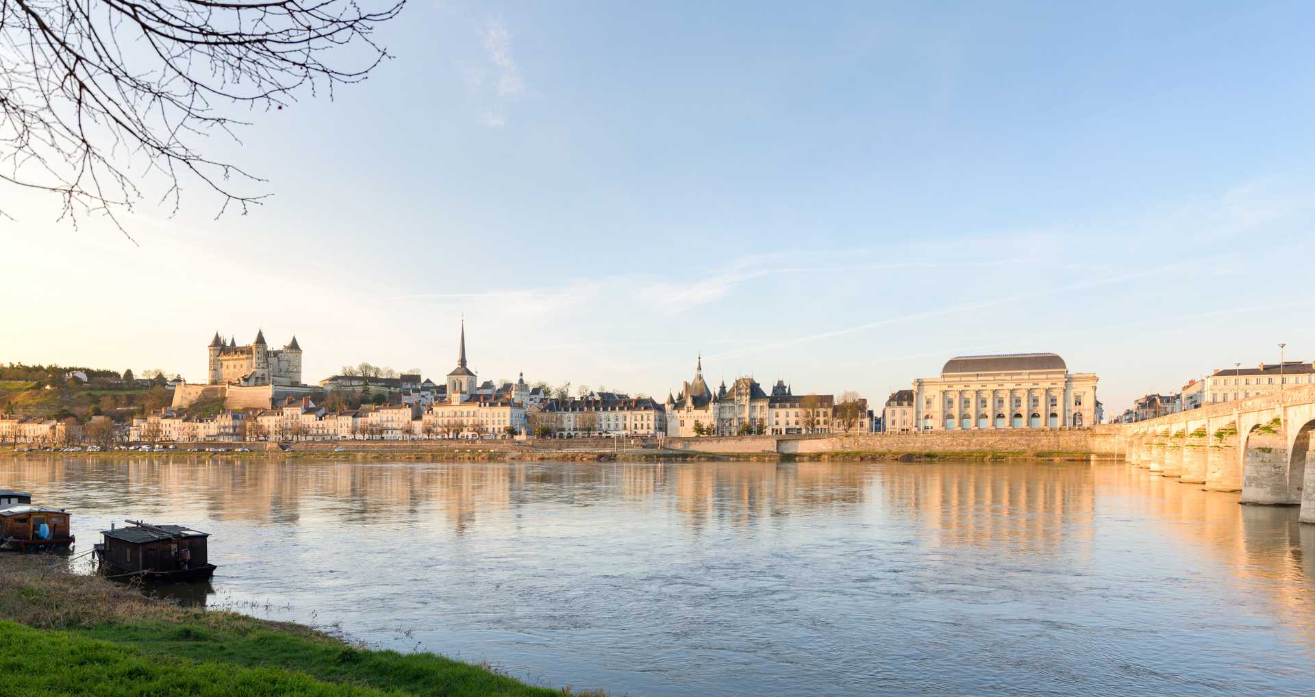 Saumur et son château au bord de la Loire