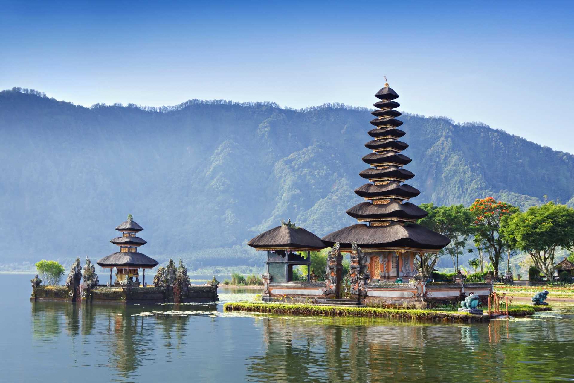 Temple balinais sur le lac à Bali