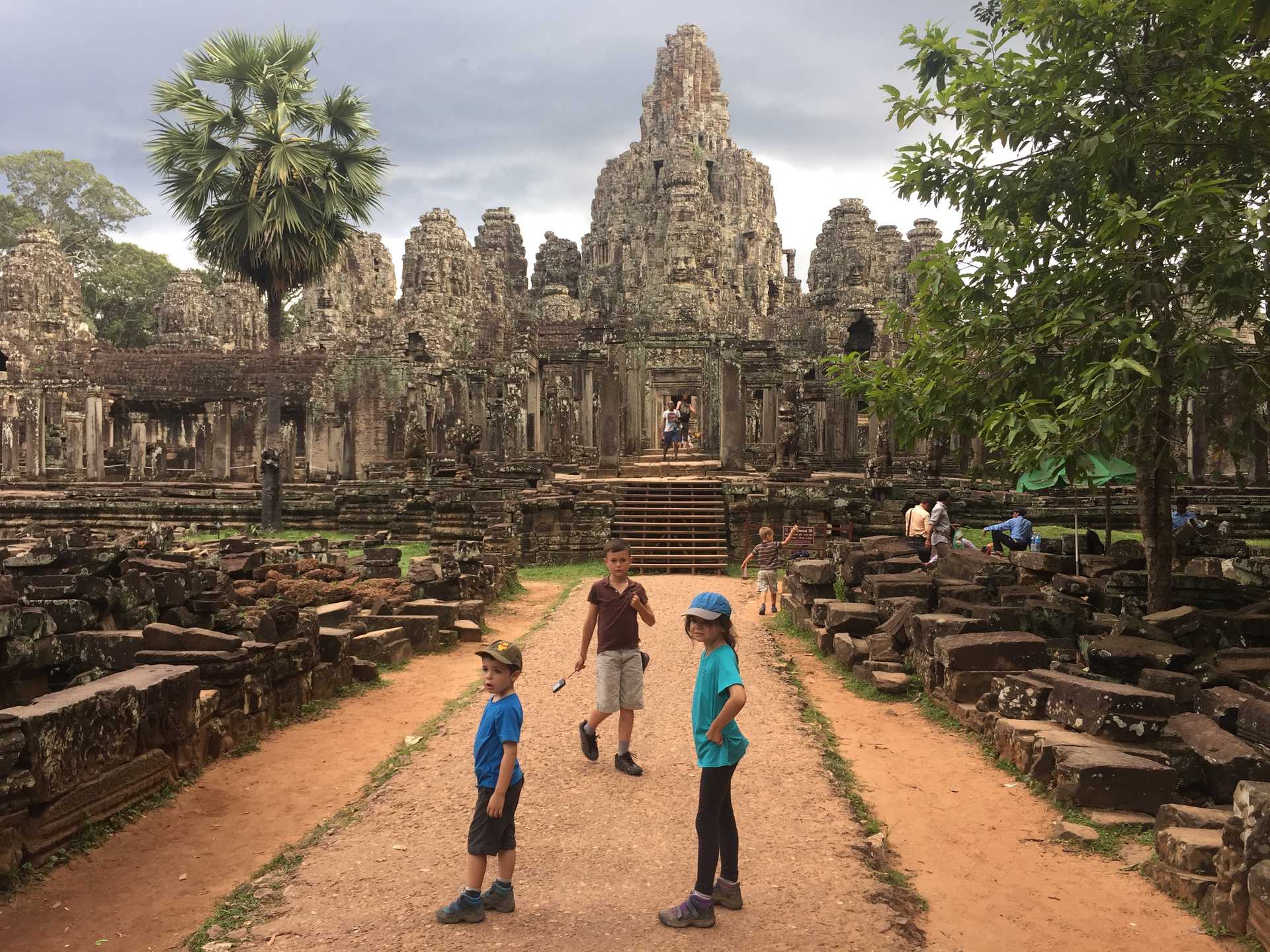Temple d'Angkor avec les enfants