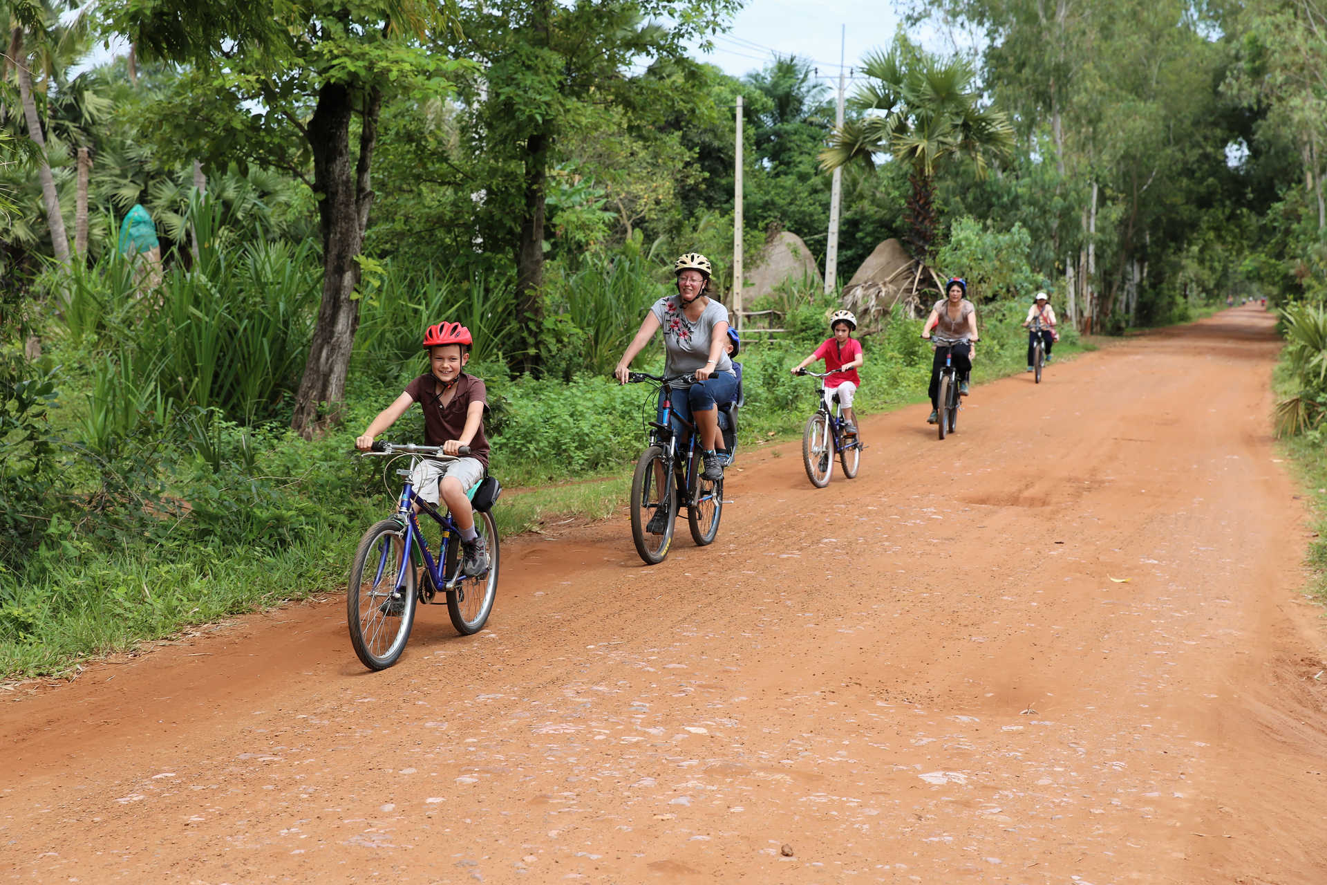 Temple d'Angkor avec les enfants à vélo