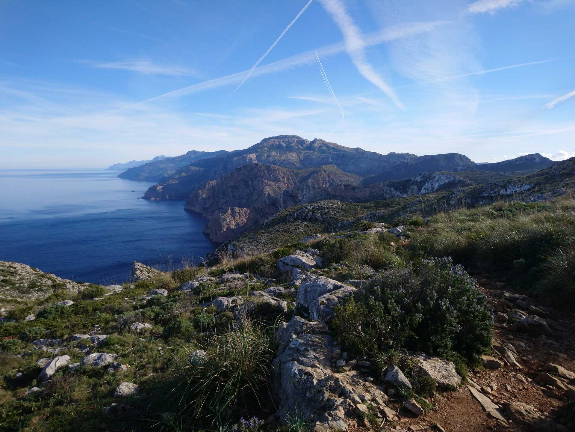 Tramuntana Majorque - © B. VALENCIA MUNOZ Vue sur la Tramuntana et la mer sous un ciel bleu