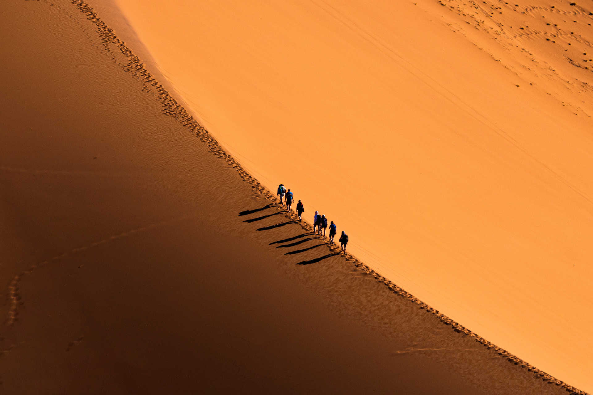 Trekkeurs sur une dune dans le désert en Mauritanie