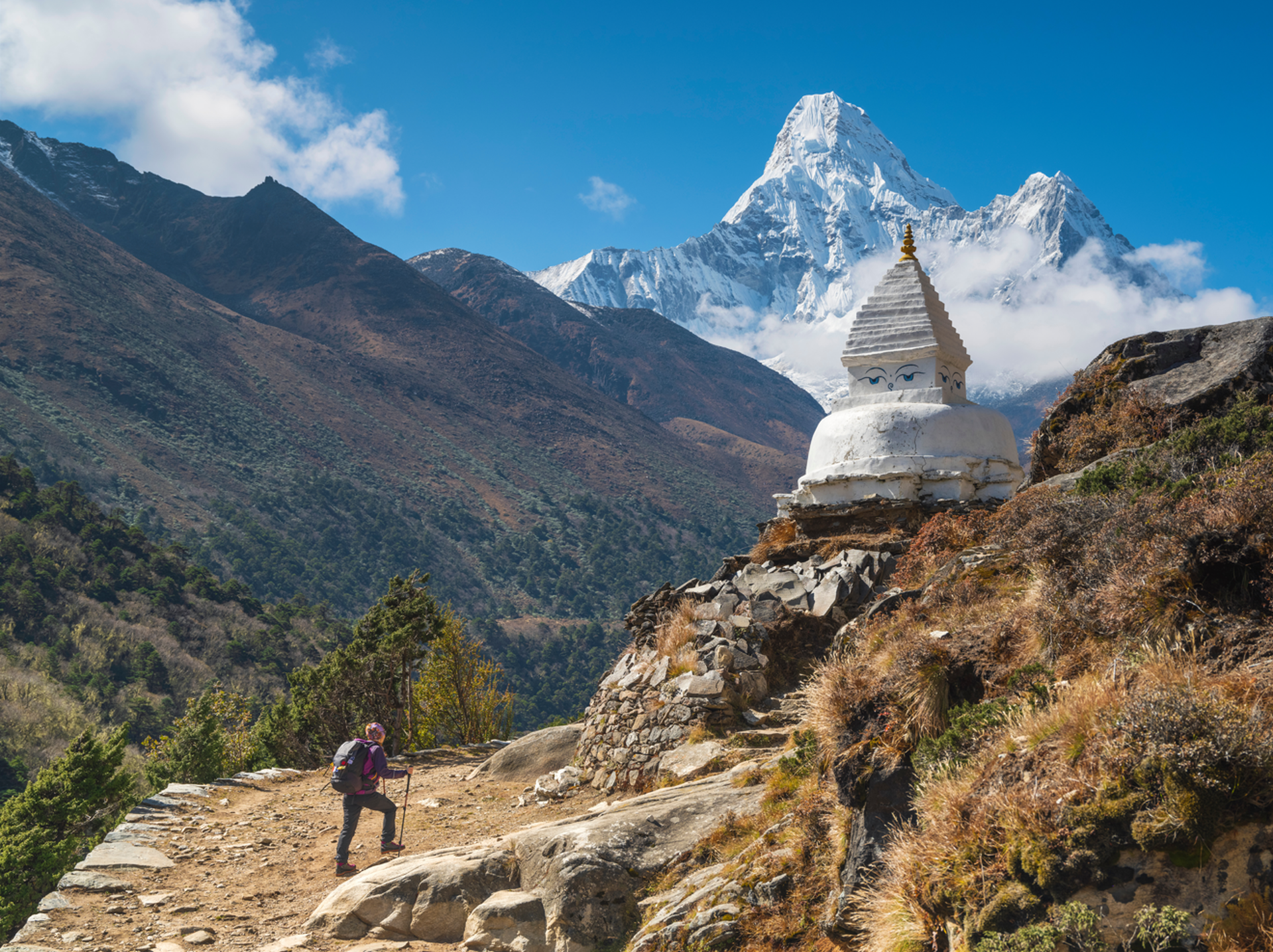 trekking au stupa de Bouddha avec vue sur le sommet de l'Ama Dablam au Népal