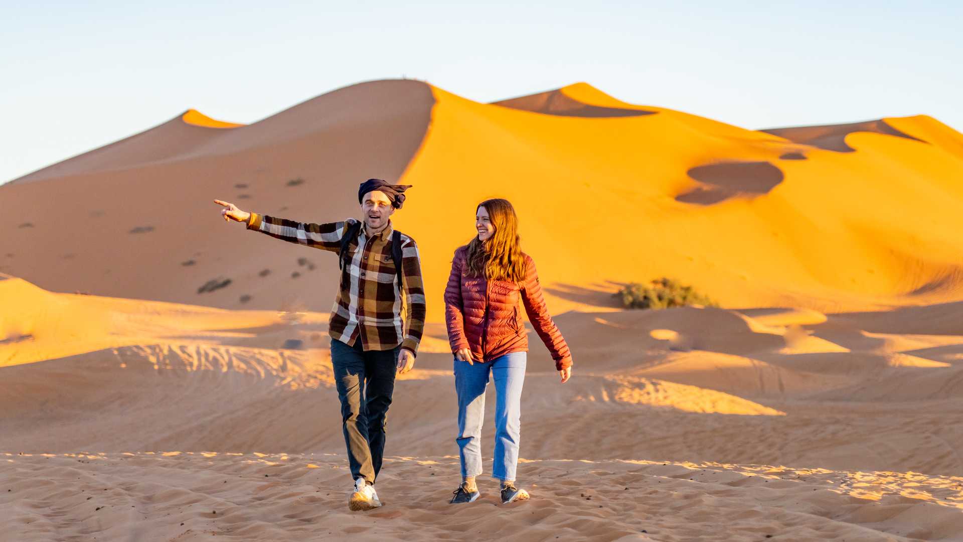 Un guide au Maroc avec son voyageur dans le désert